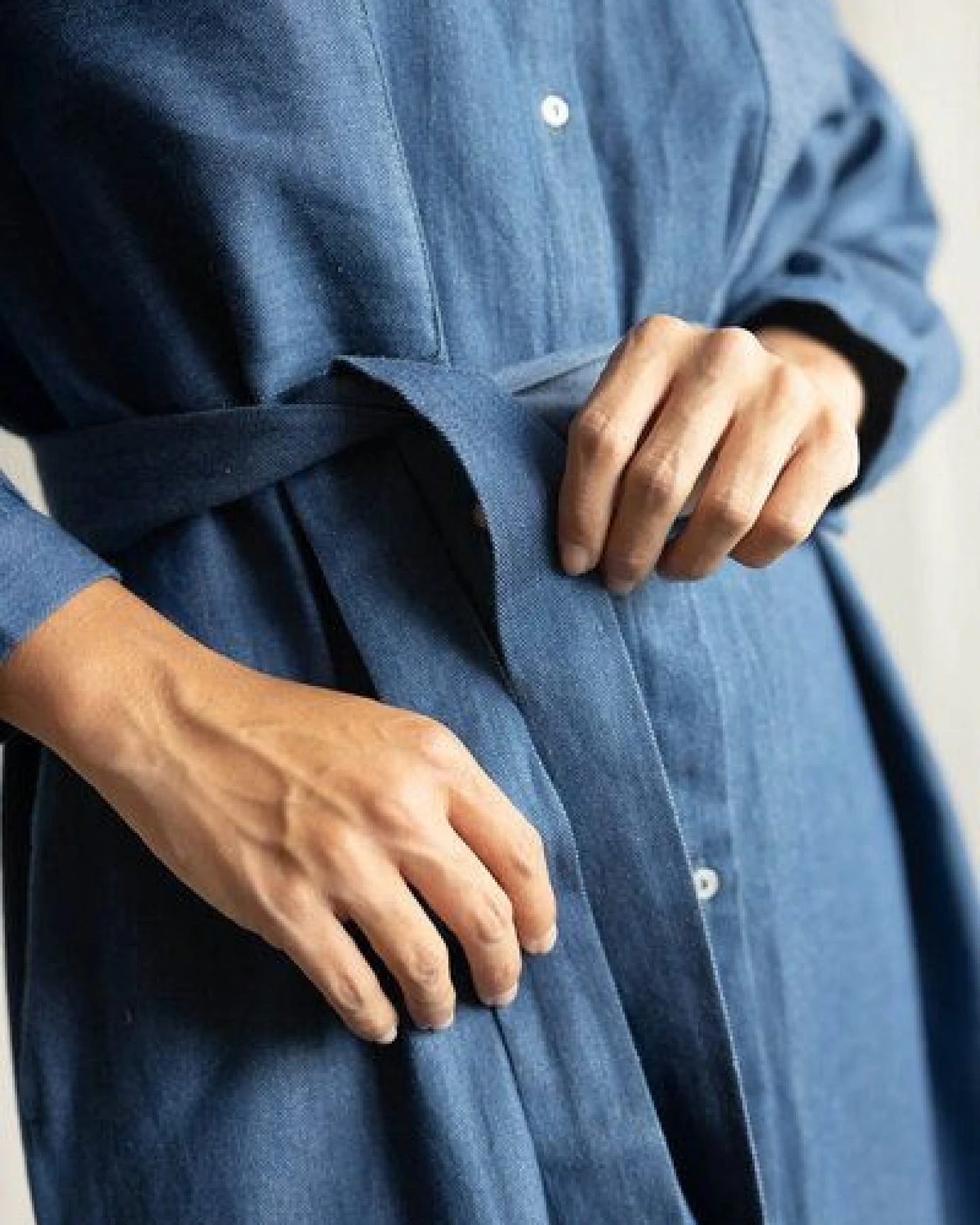 Jyoti - Fair Works Bio-Baumwolldenim Kleid Ananya – Ansicht 2