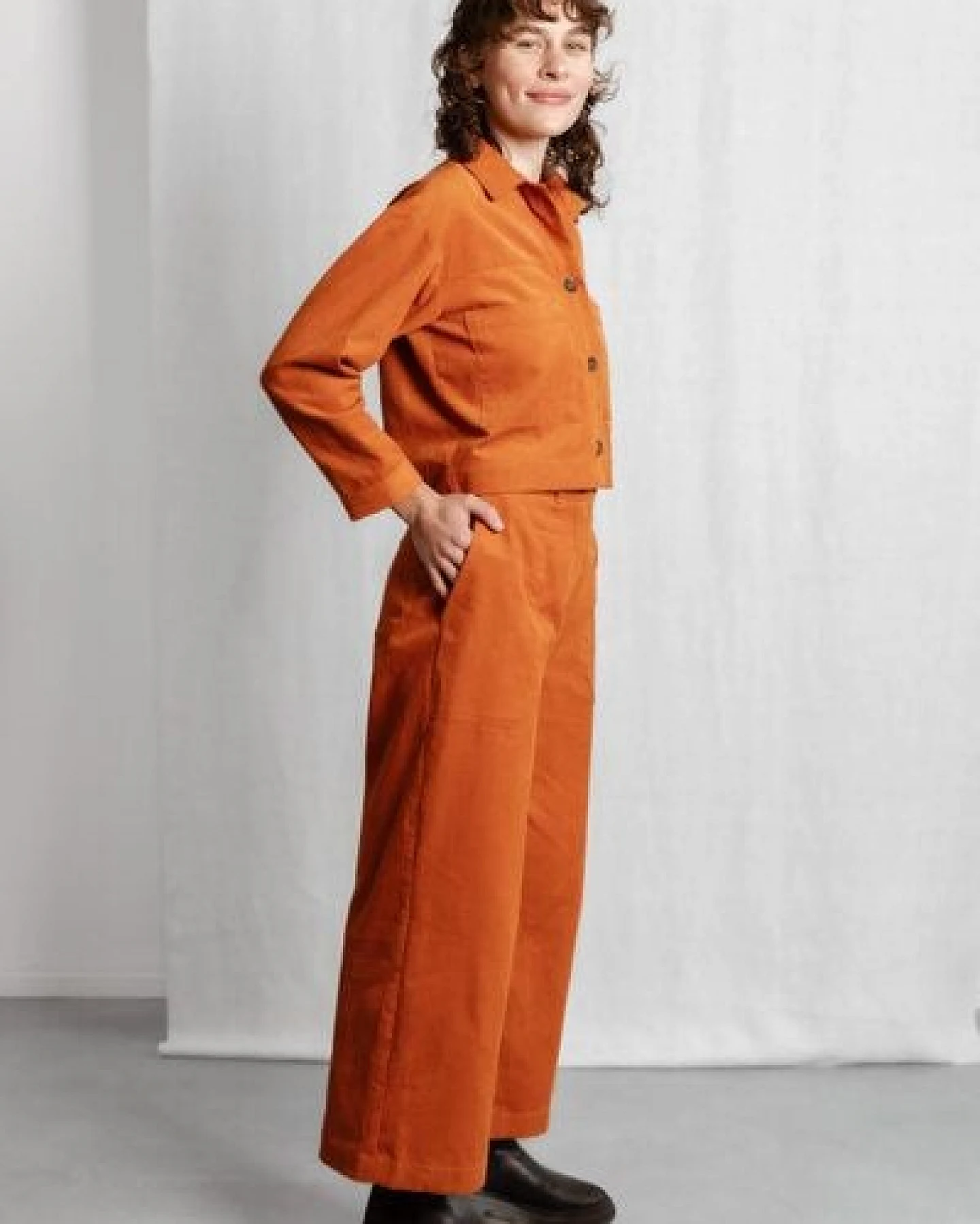 Jyoti - Fair Works Bio-Baumwollcord Hose Damini – Ansicht 4