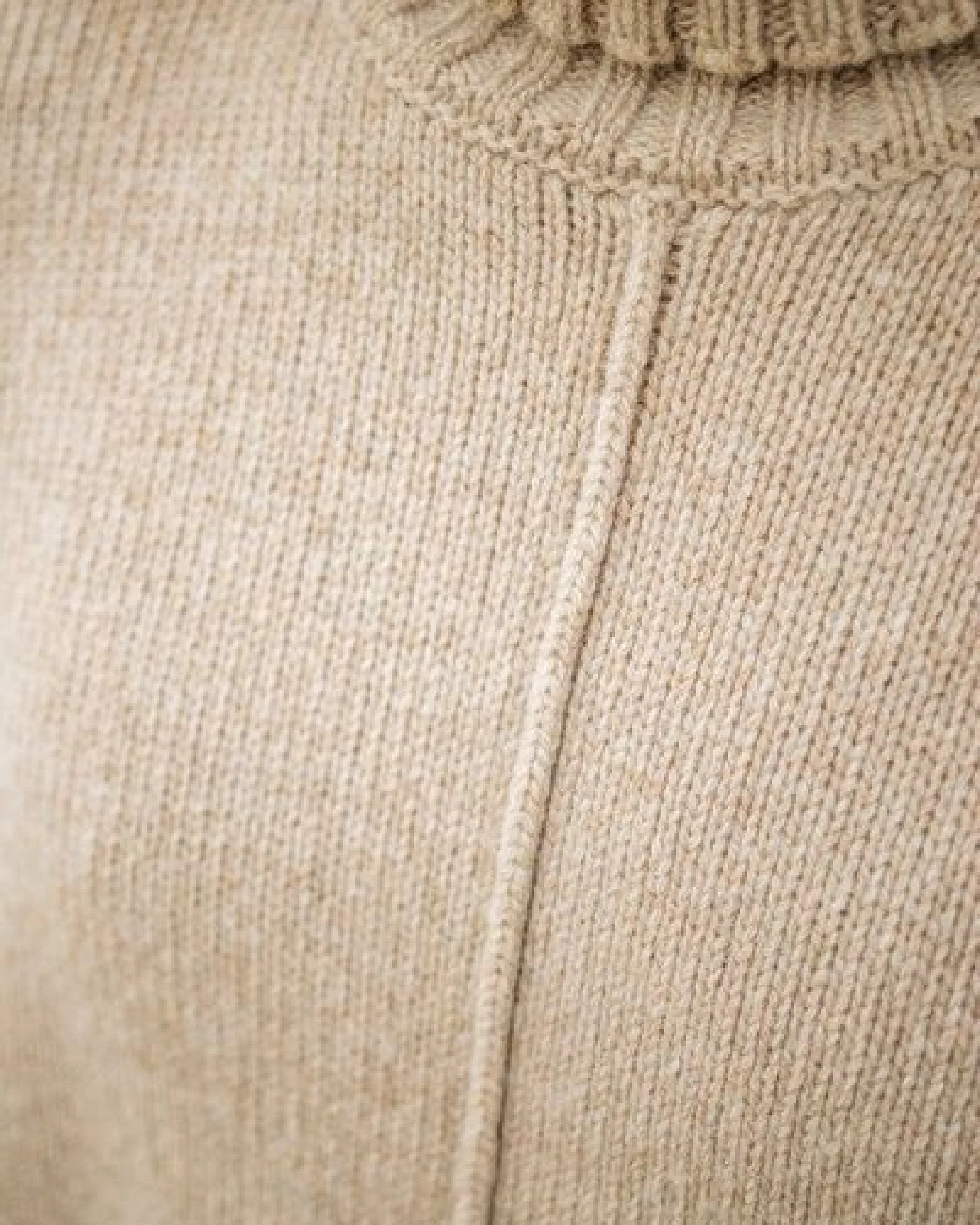 KOLI – Wollstrick Rollkragenpullover (Damen) aus 100% recycelter Merinowolle (GRS) von SALZWASSER – Ansicht 4