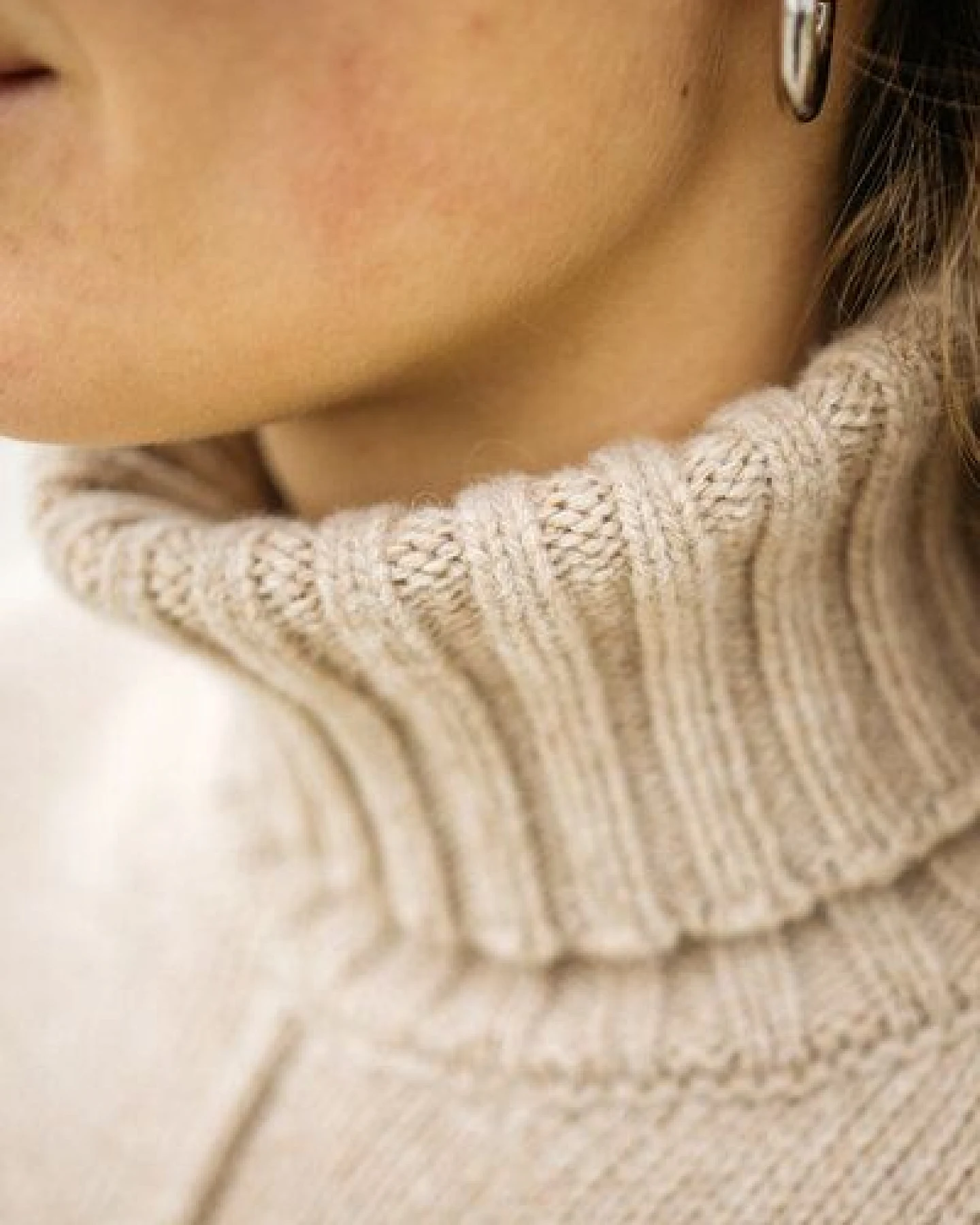 KOLI – Wollstrick Rollkragenpullover (Damen) aus 100% recycelter Merinowolle (GRS) von SALZWASSER – Ansicht 3