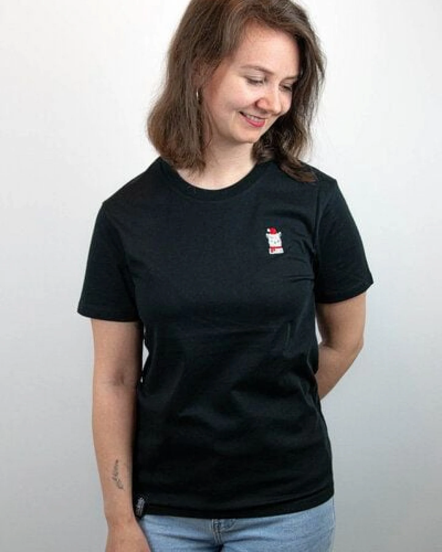 sticknic T-Shirt mit Weihnachts Motiv Lama gestickt - Minimalistische Stickerei - Auch als Geschenk für Weihnachten – Ansicht 4