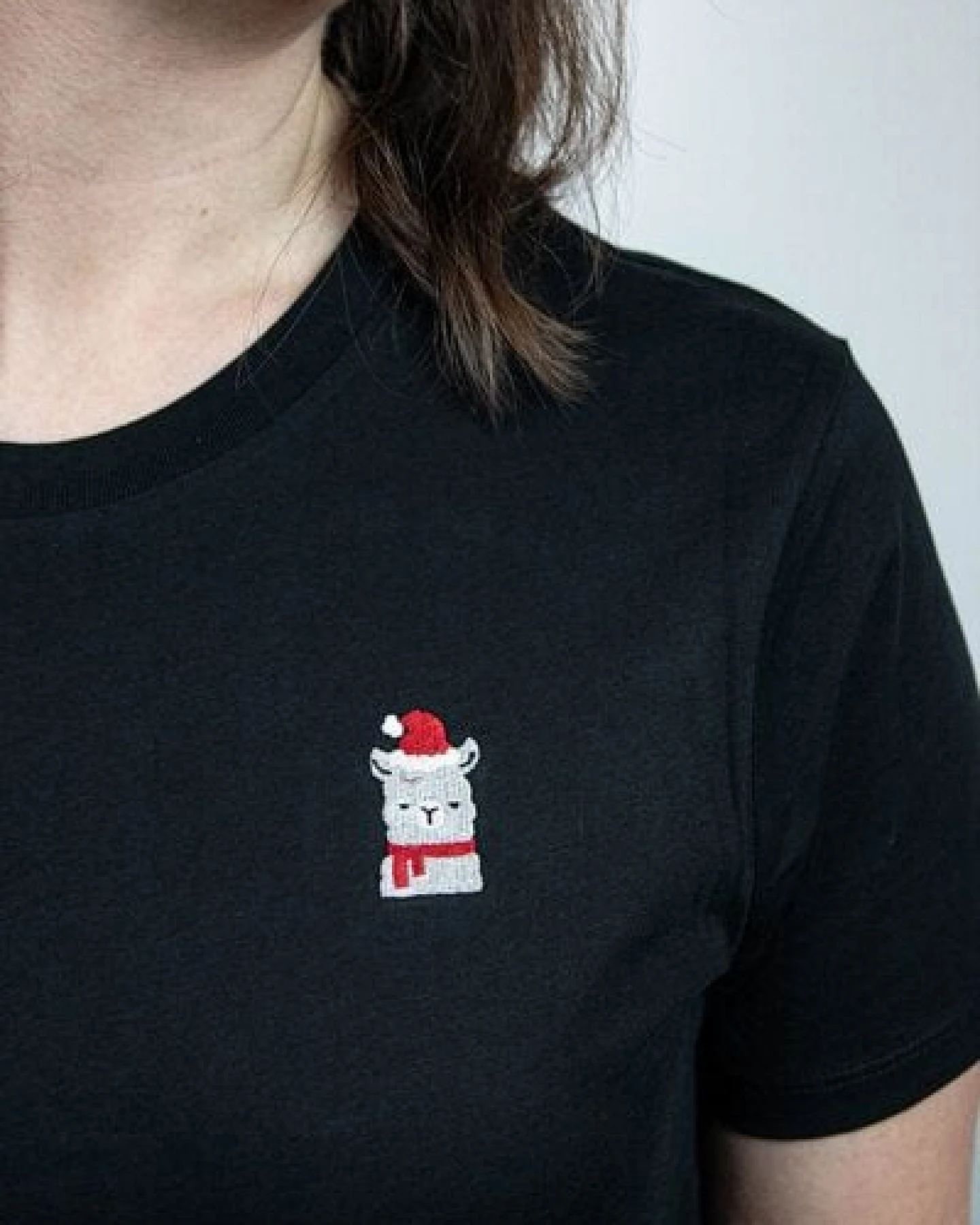 sticknic T-Shirt mit Weihnachts Motiv Lama gestickt - Minimalistische Stickerei - Auch als Geschenk für Weihnachten – Ansicht 2