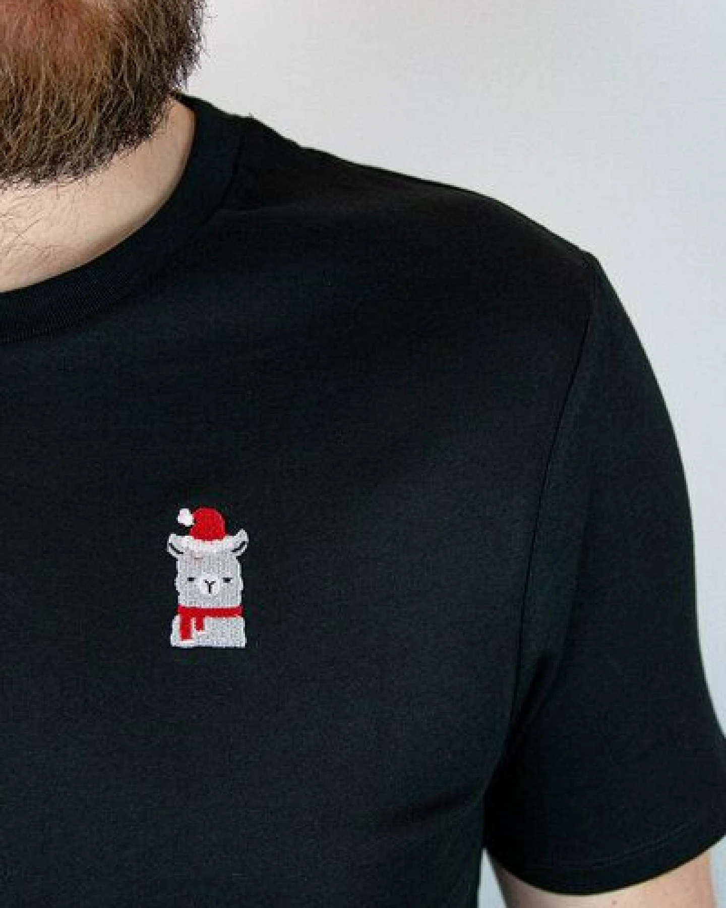 sticknic T-Shirt mit Weihnachts Motiv Lama gestickt - Minimalistische Stickerei - Auch als Geschenk für Weihnachten – Ansicht 2