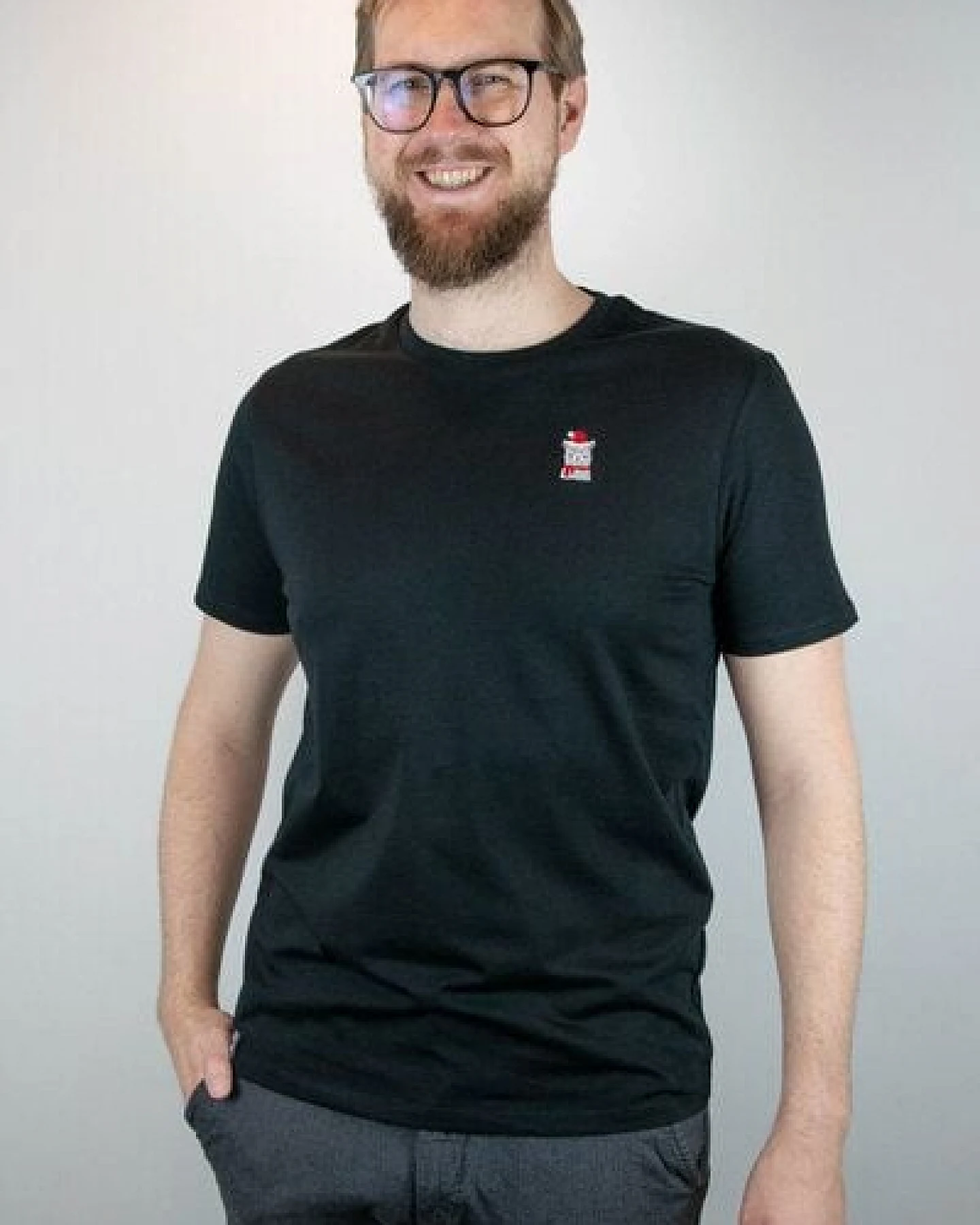 sticknic T-Shirt mit Weihnachts Motiv Lama gestickt - Minimalistische Stickerei - Auch als Geschenk für Weihnachten – Ansicht 3