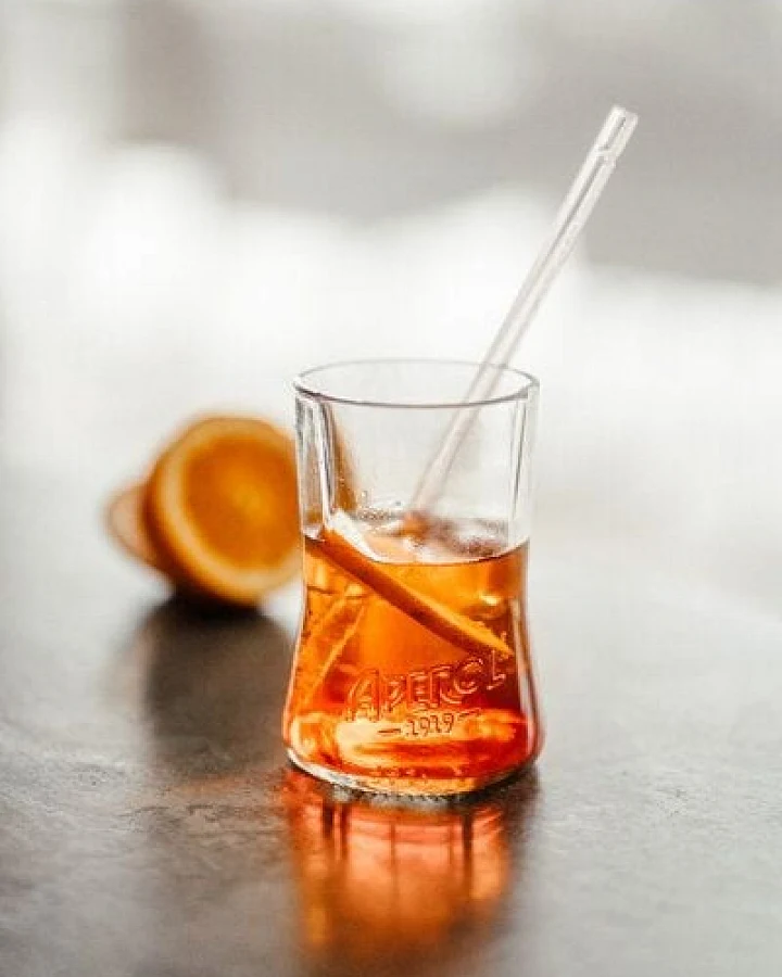 MaBe Aperol Glas - Upcycling - tolles und witziges Geschenk - MIT Glashalm - 1 Stück im Geschenkkarton