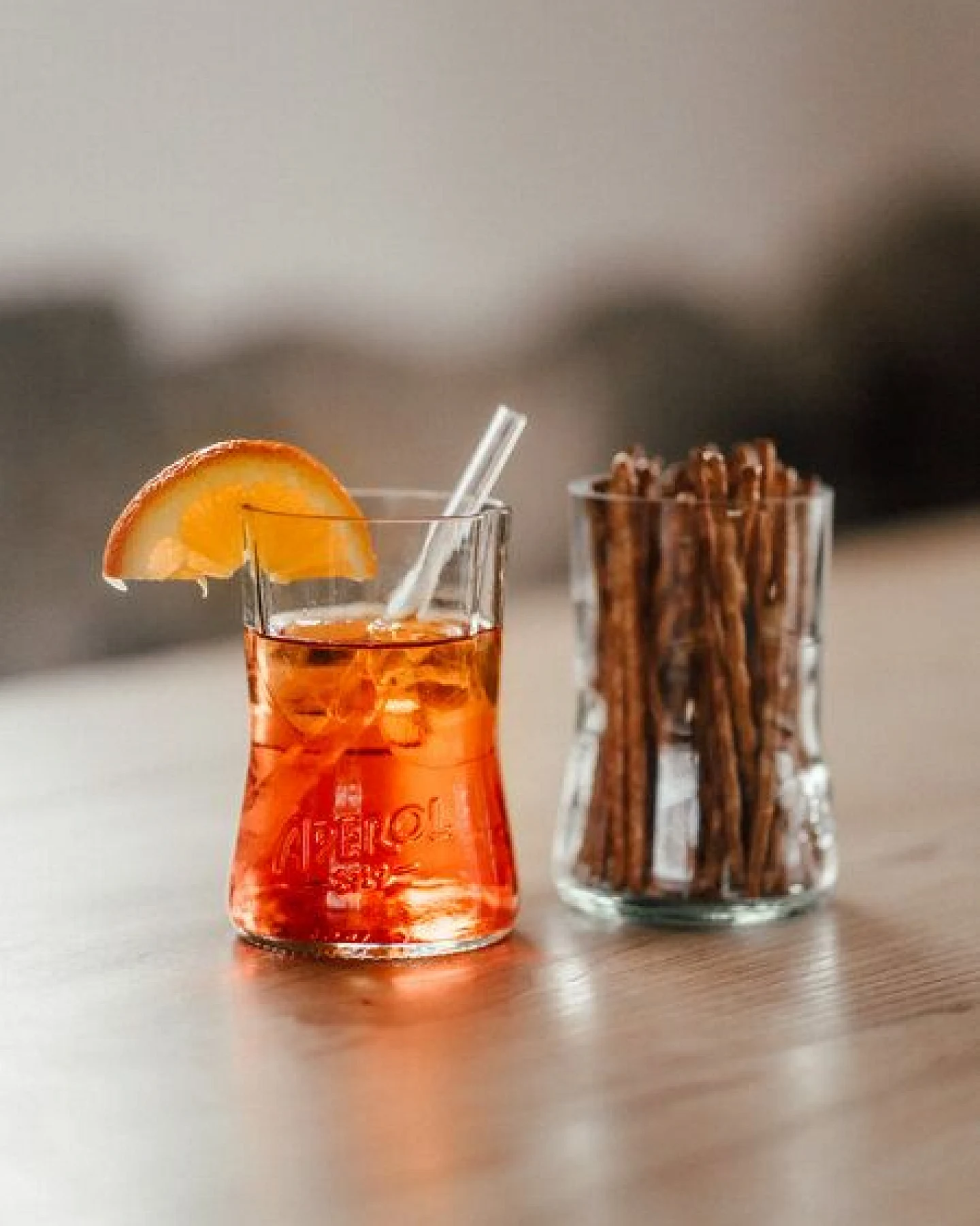 MaBe Aperol Glas - Upcycling - tolles und witziges Geschenk - MIT Glashalm - 1 Stück im Geschenkkarton – Ansicht 2