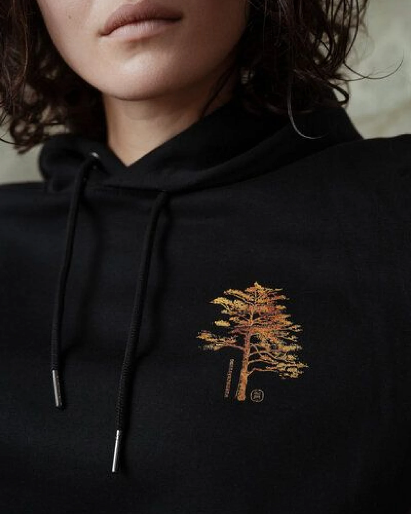 Kultgut Hochwertiger & Kuscheliger Kapuzenpullover / Little Tree in echter Woodoptik – Ansicht 3