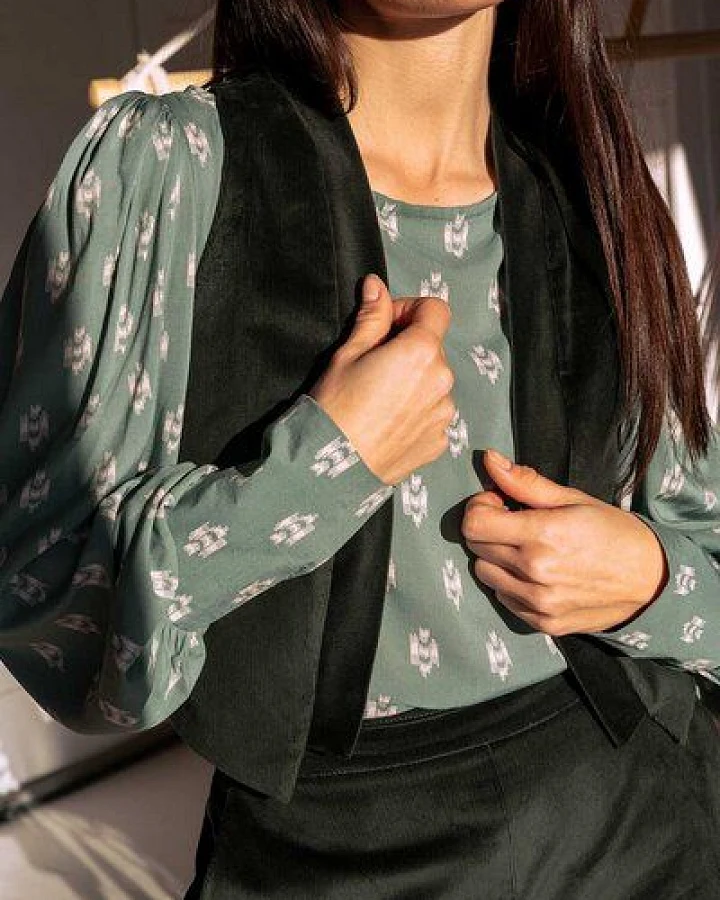 WiDDA berlin CAVA Bluse mit Inka-Muster und Puffärmeln ECOVERO®
