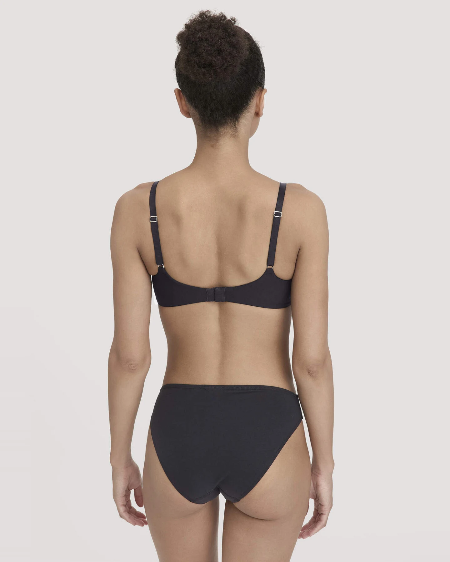 hessnatur Damen Slip Regular Cut im 3er-Pack COTTON FEEL aus Bio-Baumwolle - schwarz - Größe 40 – Ansicht 2
