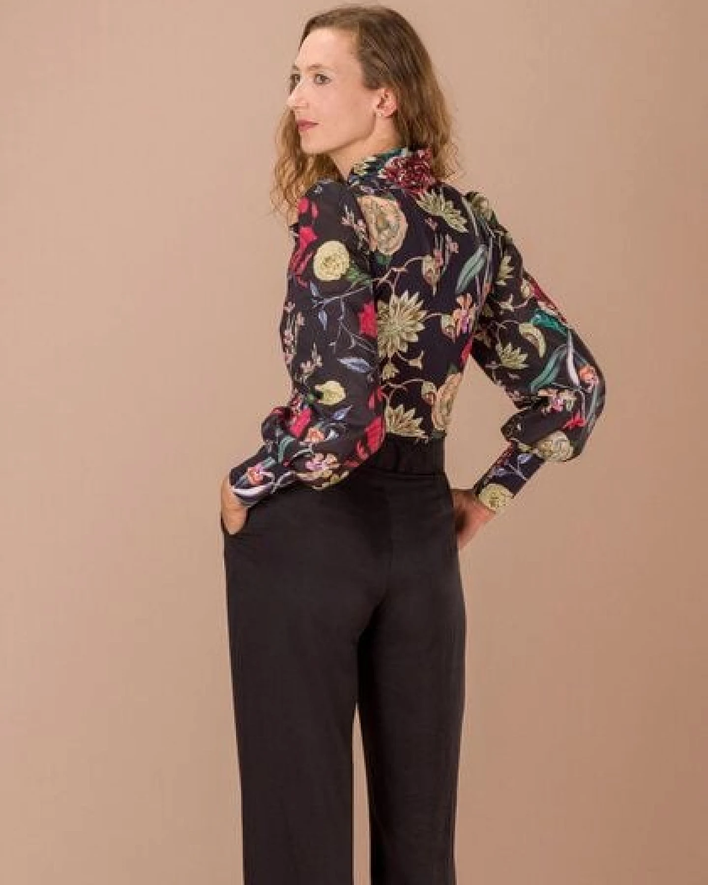 Atelier SNOW Eleganter Body mit Schleifenkragen und Puffärmeln – Ansicht 4