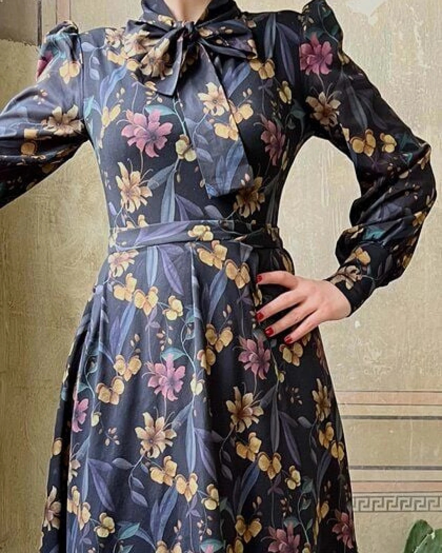 Atelier SNOW Eleganter Body mit Schleifenkragen und Puffärmeln – Ansicht 4