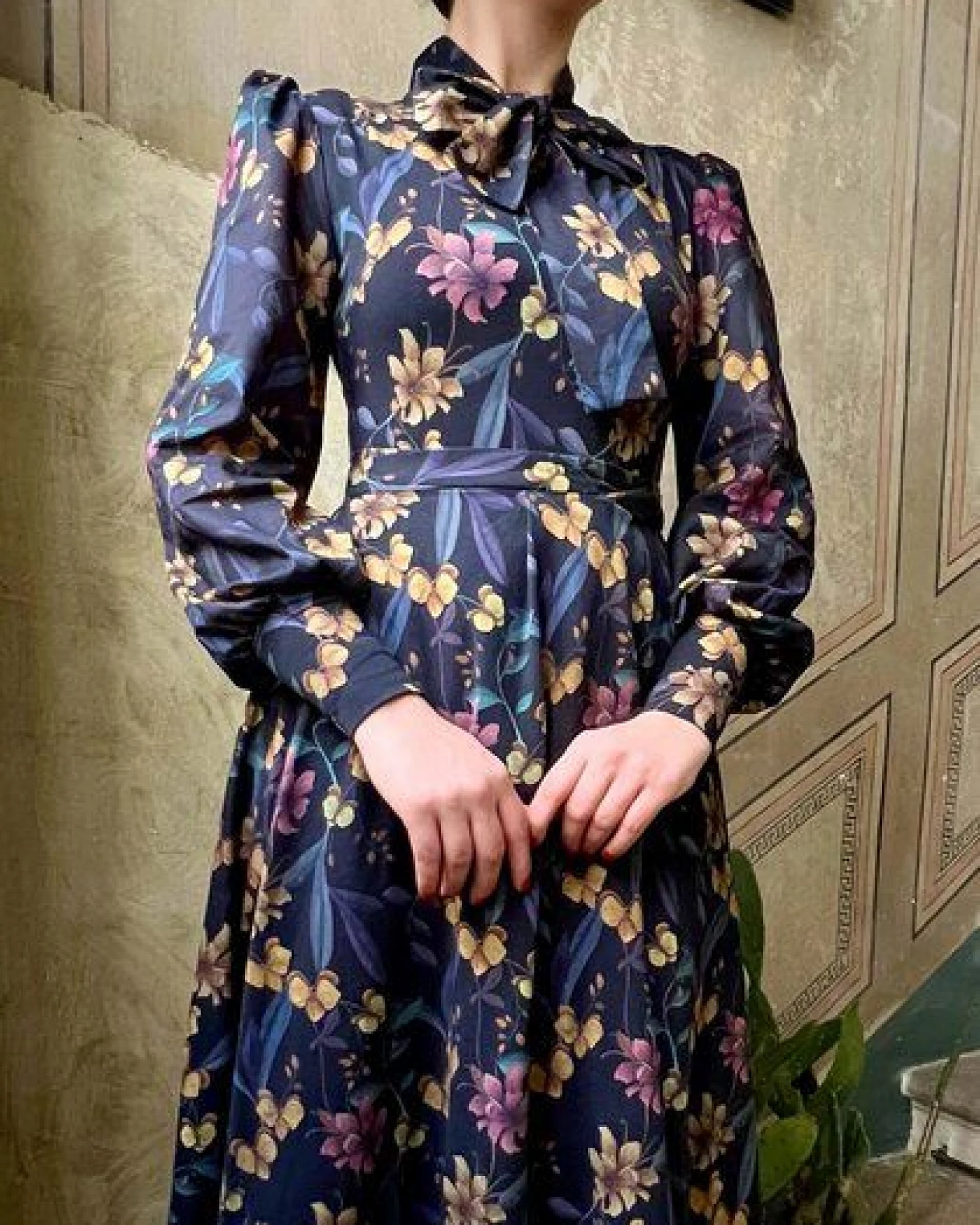 Atelier SNOW Eleganter Body mit Schleifenkragen und Puffärmeln – Ansicht 2