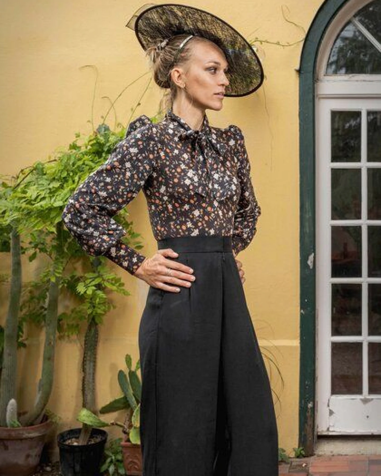 Atelier SNOW Eleganter Body mit Schleifenkragen und Puffärmeln – Ansicht 4