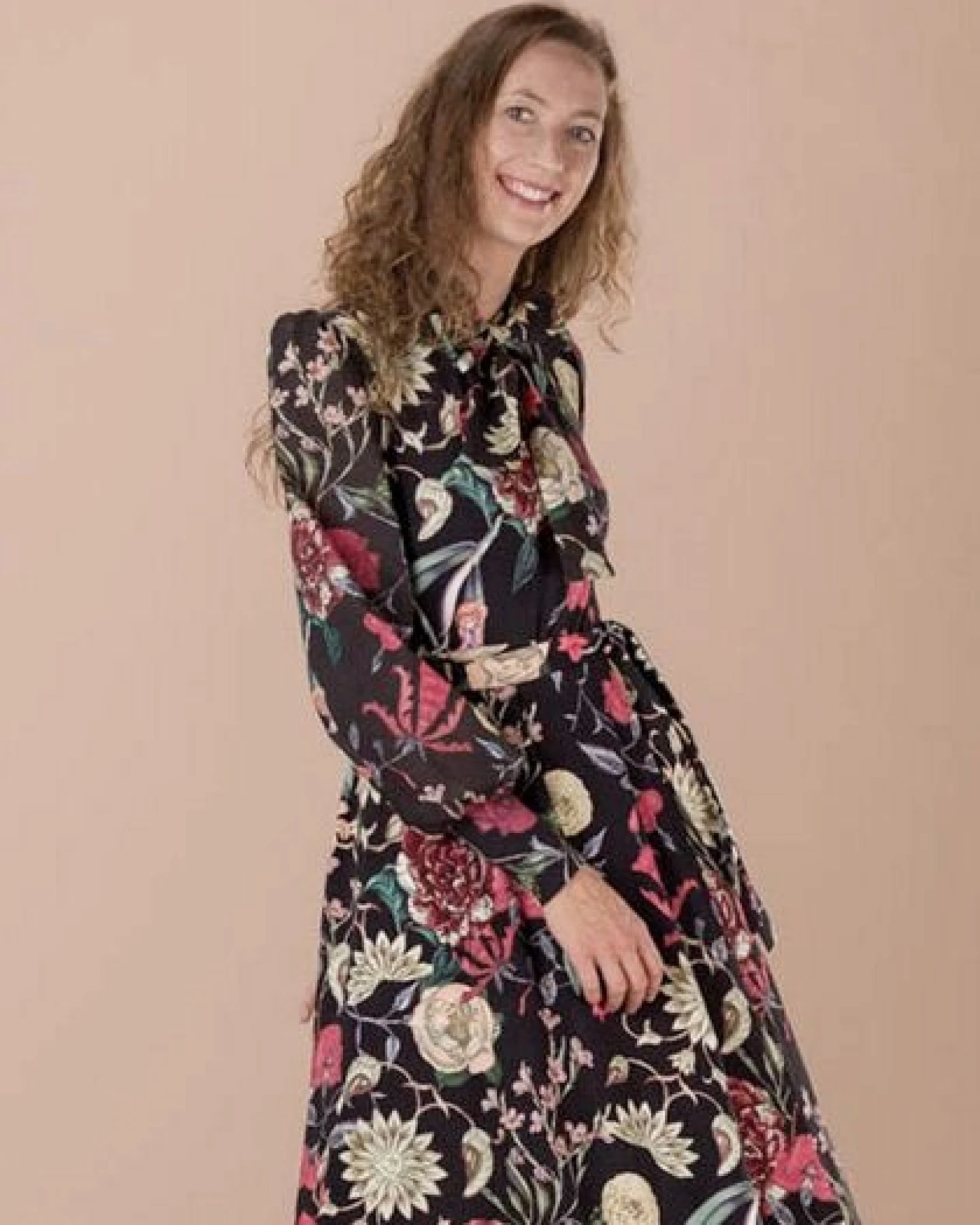 Atelier SNOW Eleganter Body mit Schleifenkragen und Puffärmeln – Ansicht 4