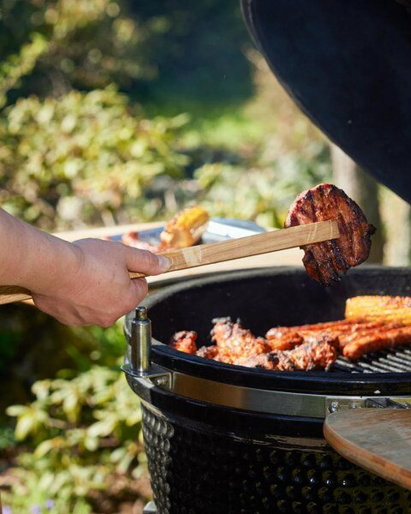 elasto Grillzange "OAk" Natur - Premium Grillzubehör aus geöltem Eichenholz – Ansicht 3