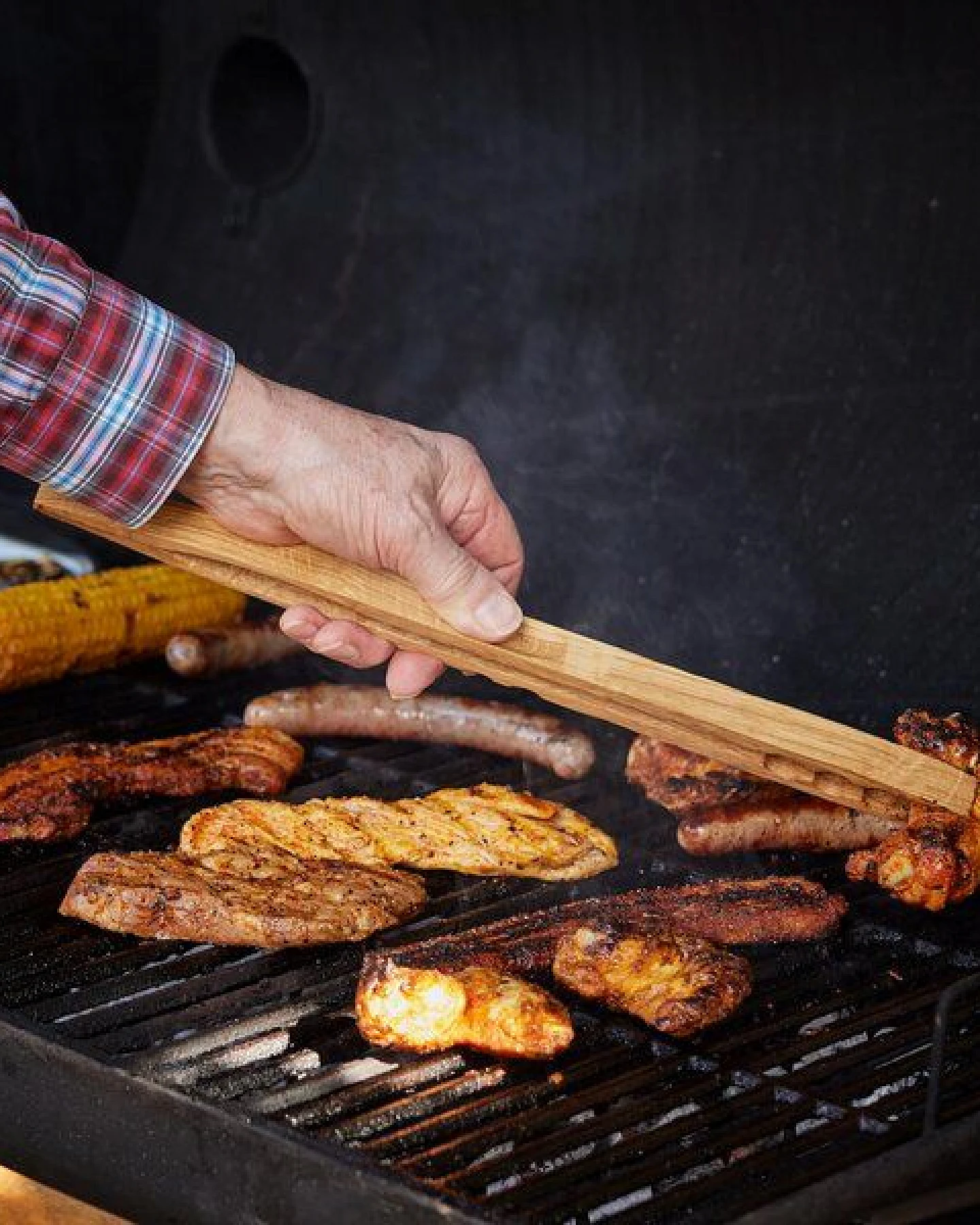 elasto Grillzange "OAk" Natur - Premium Grillzubehör aus geöltem Eichenholz – Ansicht 4