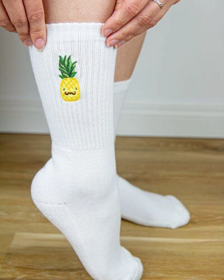 sticknic Socken mit Ananas Motiv gestickt - Minimalistische Stickerei - Tennissocken - Kuschelsocken - Geschenk