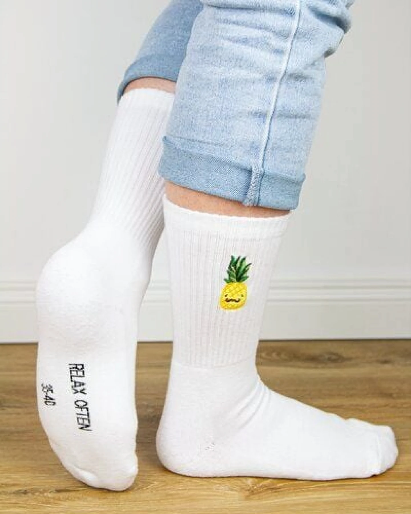 sticknic Socken mit Ananas Motiv gestickt - Minimalistische Stickerei - Tennissocken - Kuschelsocken - Geschenk – Ansicht 3
