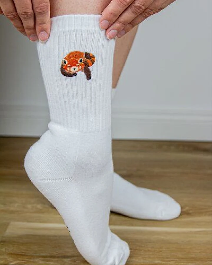 sticknic Socken mit Rotem Panda Motiv gestickt - Minimalistische Stickerei - Tennissocken - Kuschelsocken - Geschenk