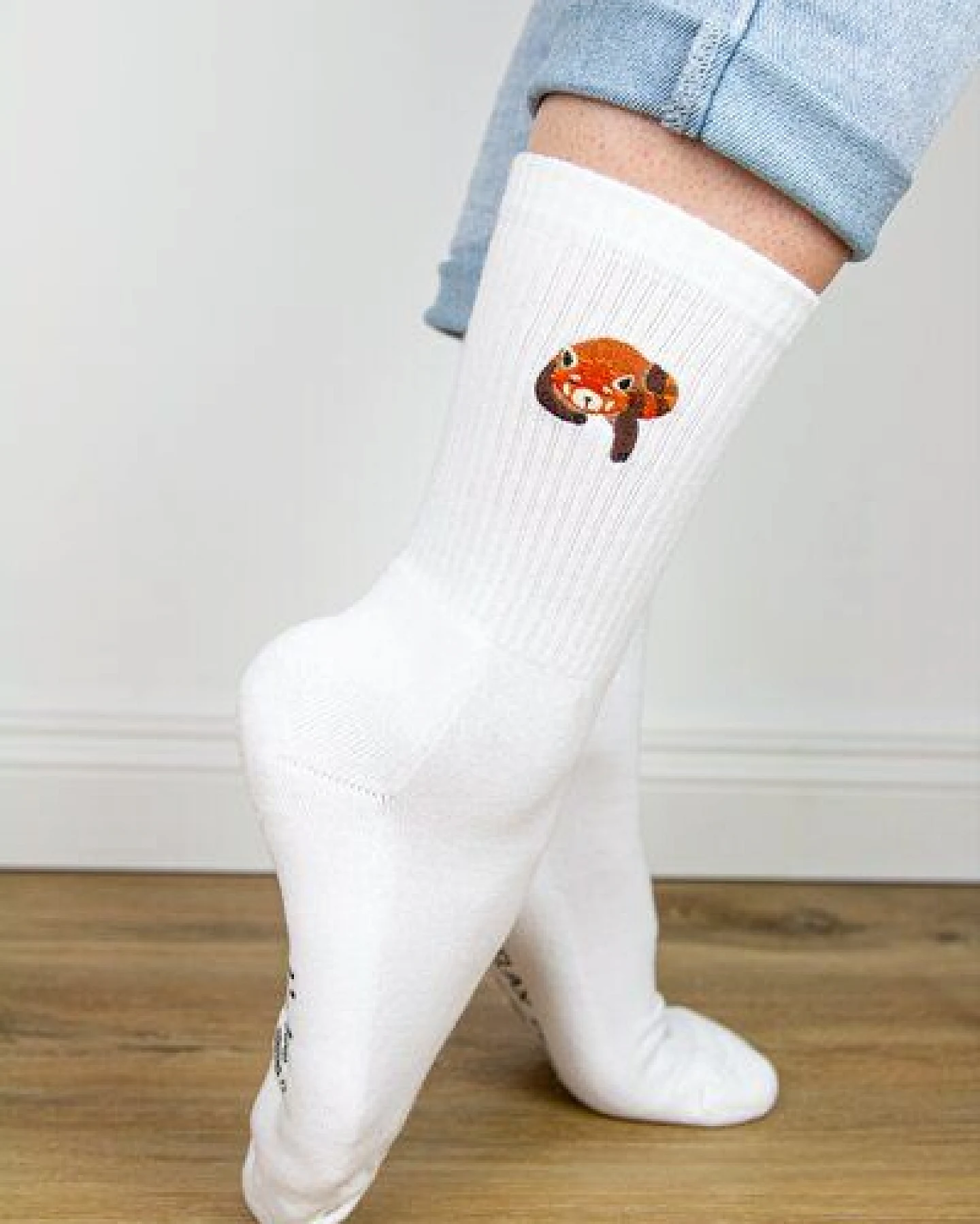 sticknic Socken mit Rotem Panda Motiv gestickt - Minimalistische Stickerei - Tennissocken - Kuschelsocken - Geschenk – Ansicht 2
