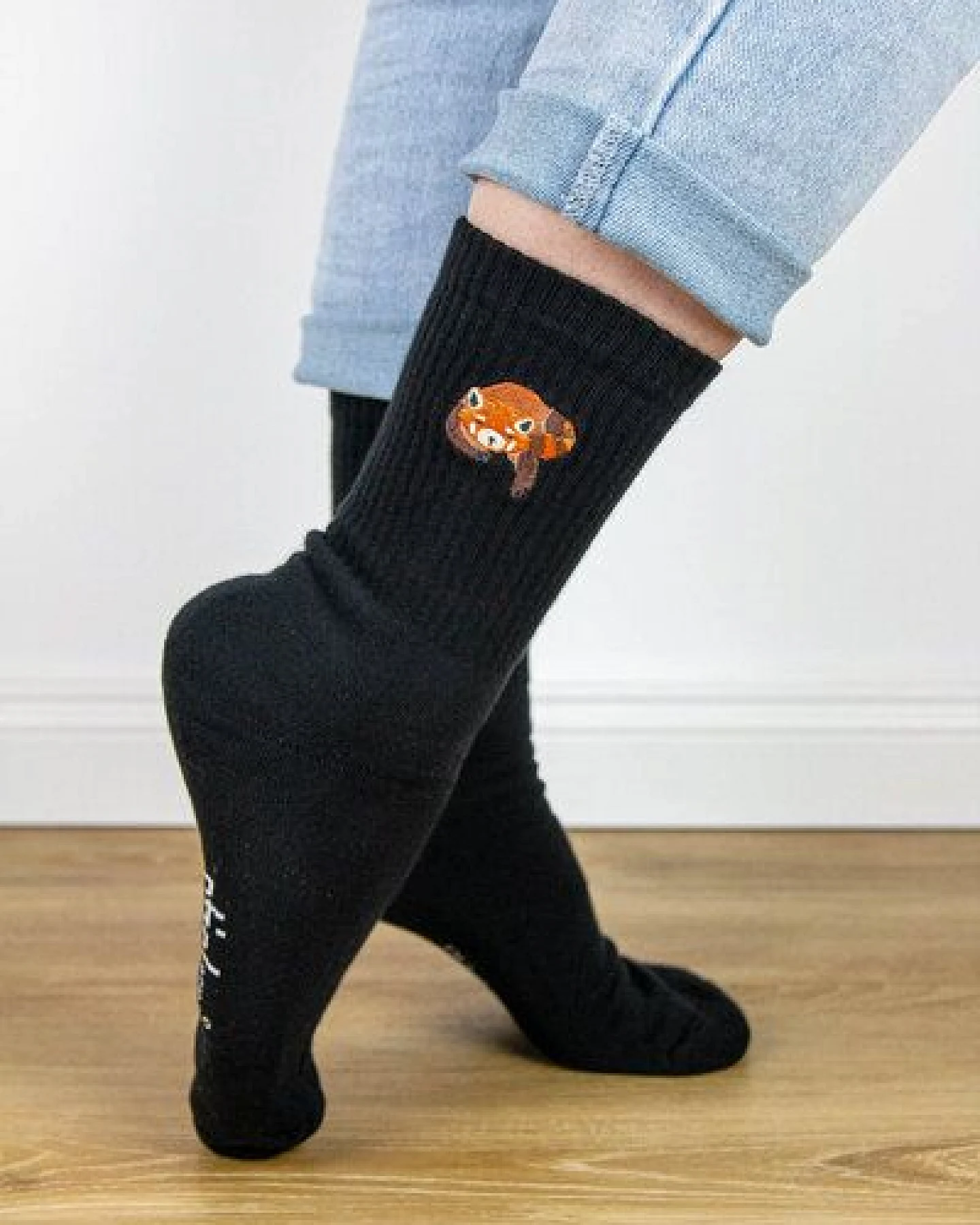 sticknic Socken mit Rotem Panda Motiv gestickt - Minimalistische Stickerei - Tennissocken - Kuschelsocken - Geschenk – Ansicht 2
