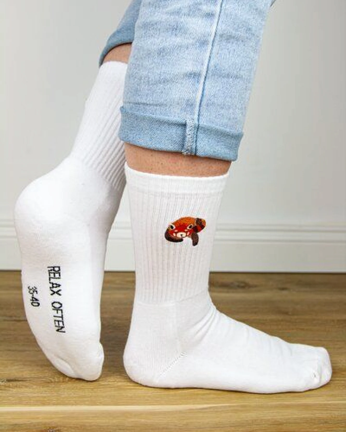 sticknic Socken mit Rotem Panda Motiv gestickt - Minimalistische Stickerei - Tennissocken - Kuschelsocken - Geschenk – Ansicht 3