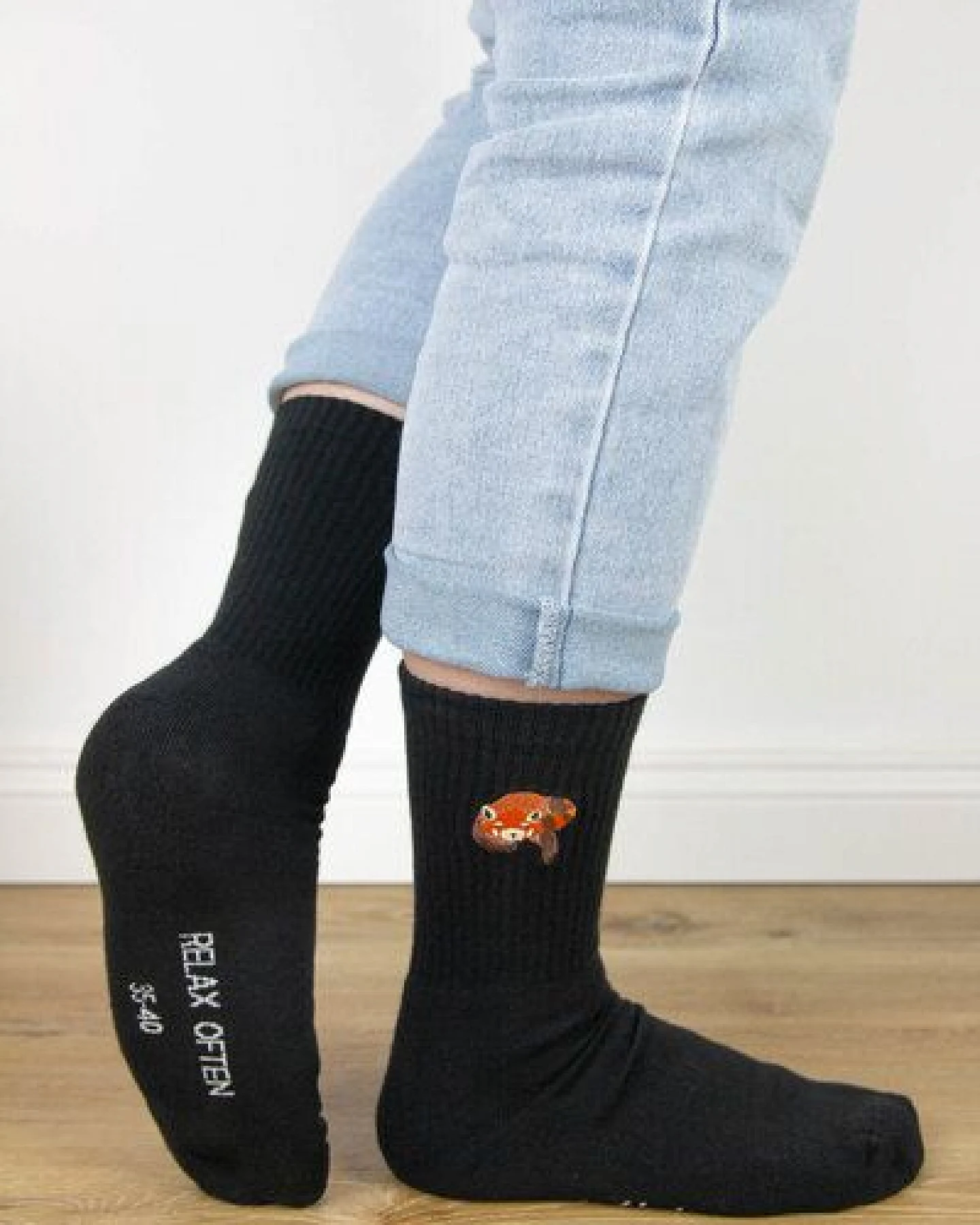 sticknic Socken mit Rotem Panda Motiv gestickt - Minimalistische Stickerei - Tennissocken - Kuschelsocken - Geschenk – Ansicht 2