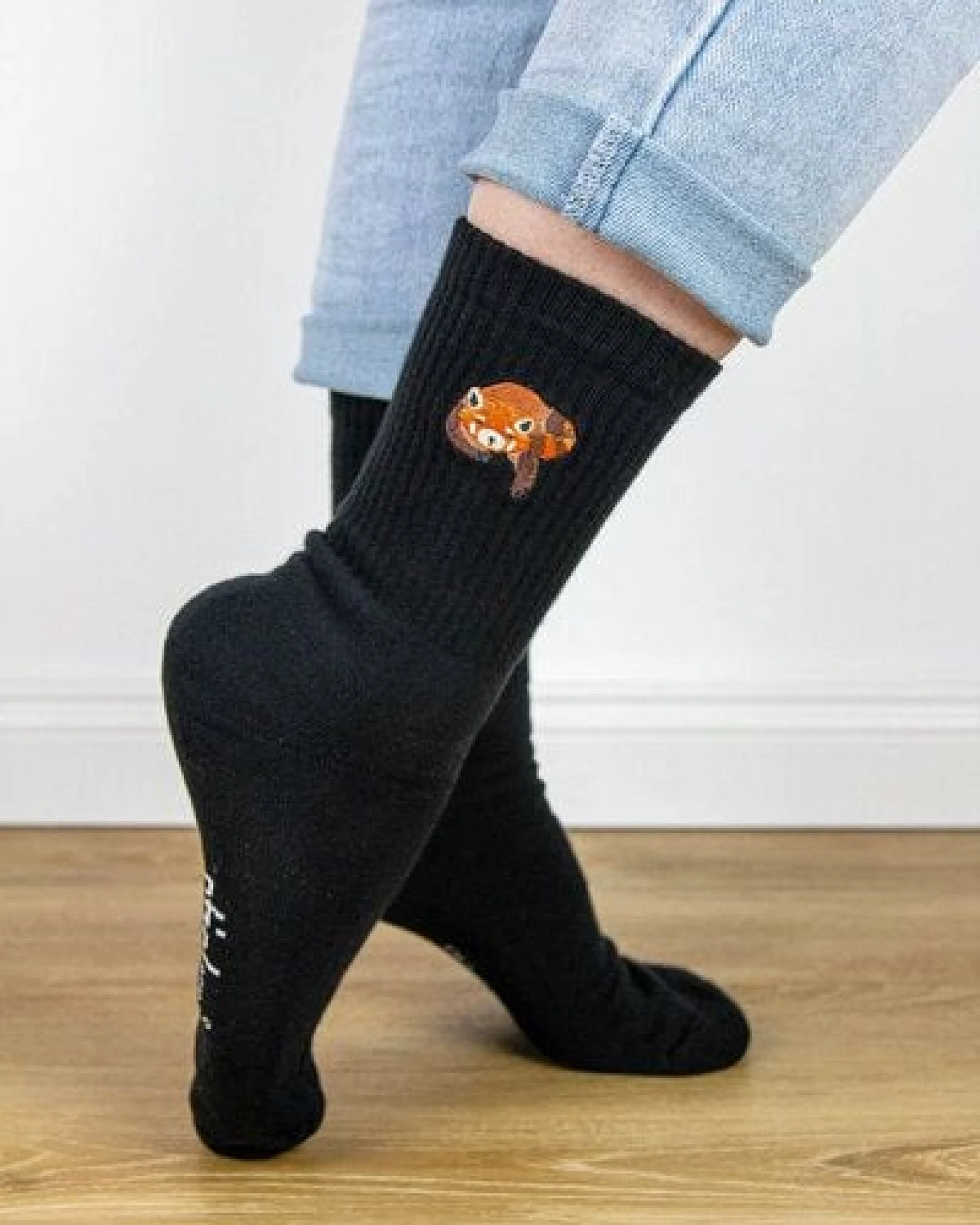 sticknic Socken mit Rotem Panda Motiv gestickt - Minimalistische Stickerei - Tennissocken - Kuschelsocken - Geschenk – Ansicht 3
