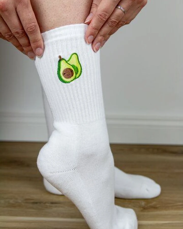 sticknic Socken mit Avocado Motiv gestickt - Minimalistische Stickerei - Tennissocken - Kuschelsocken - Geschenk