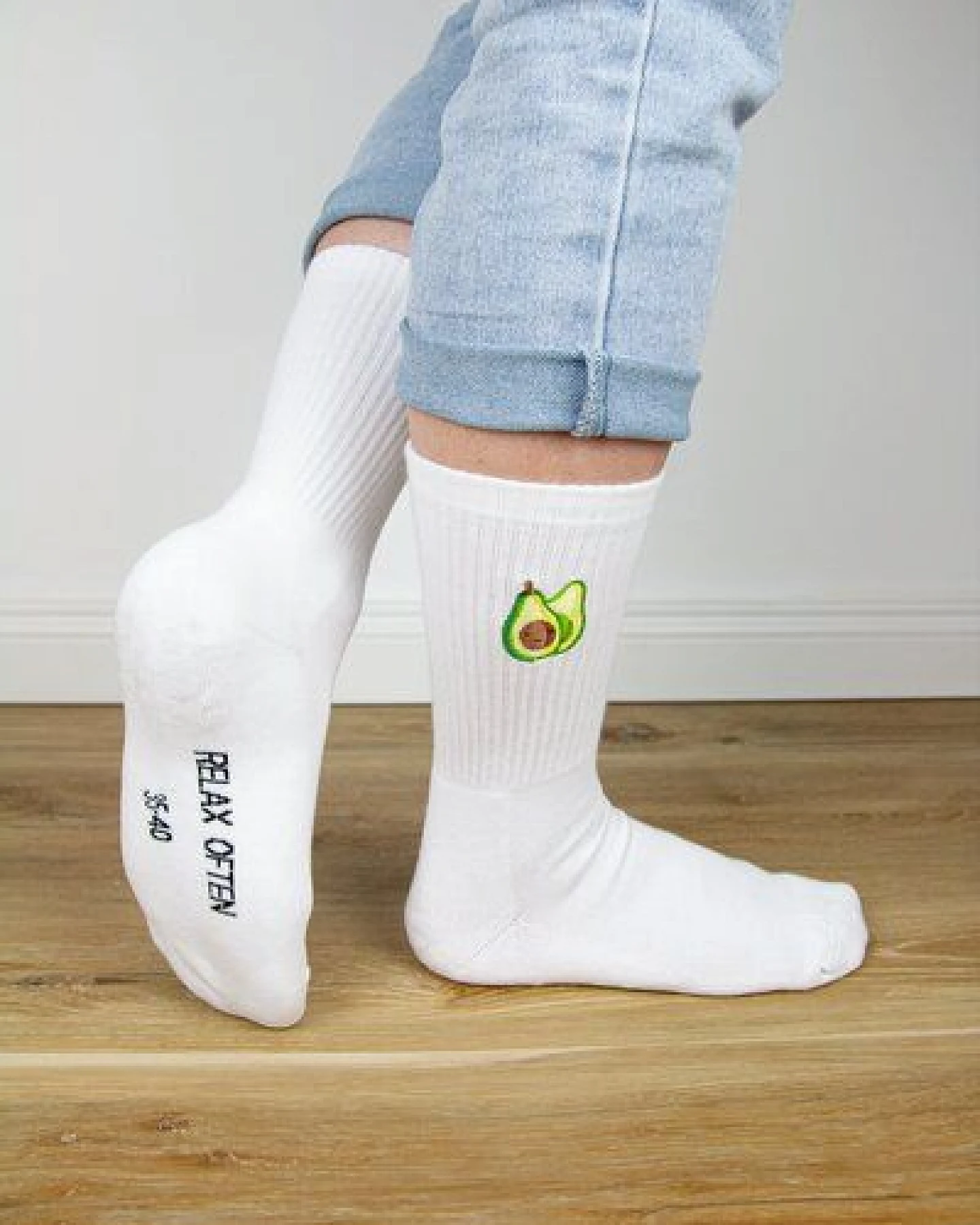 sticknic Socken mit Avocado Motiv gestickt - Minimalistische Stickerei - Tennissocken - Kuschelsocken - Geschenk – Ansicht 2