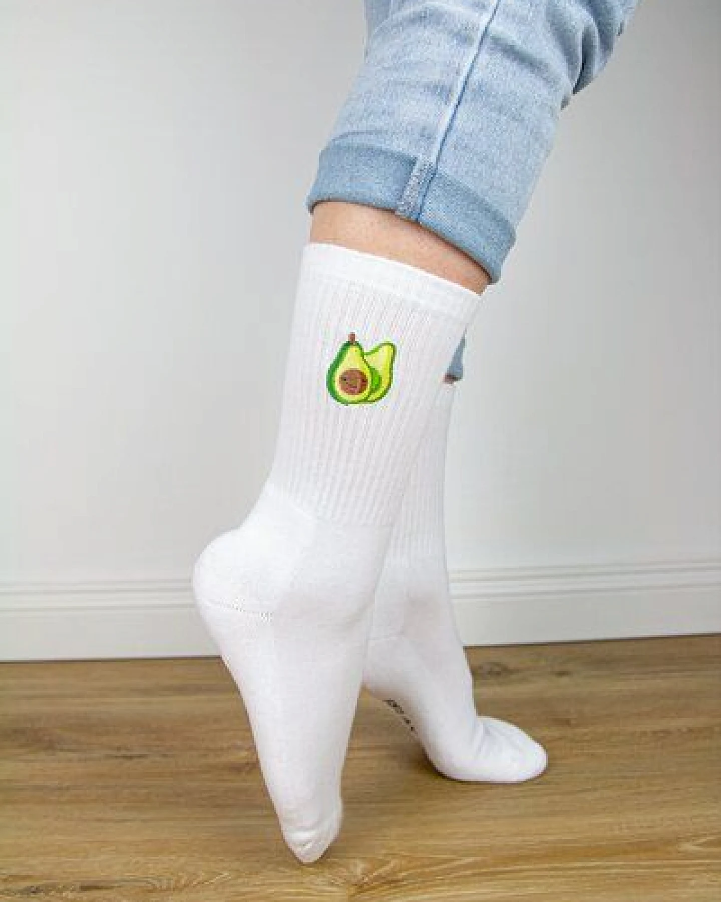 sticknic Socken mit Avocado Motiv gestickt - Minimalistische Stickerei - Tennissocken - Kuschelsocken - Geschenk – Ansicht 3