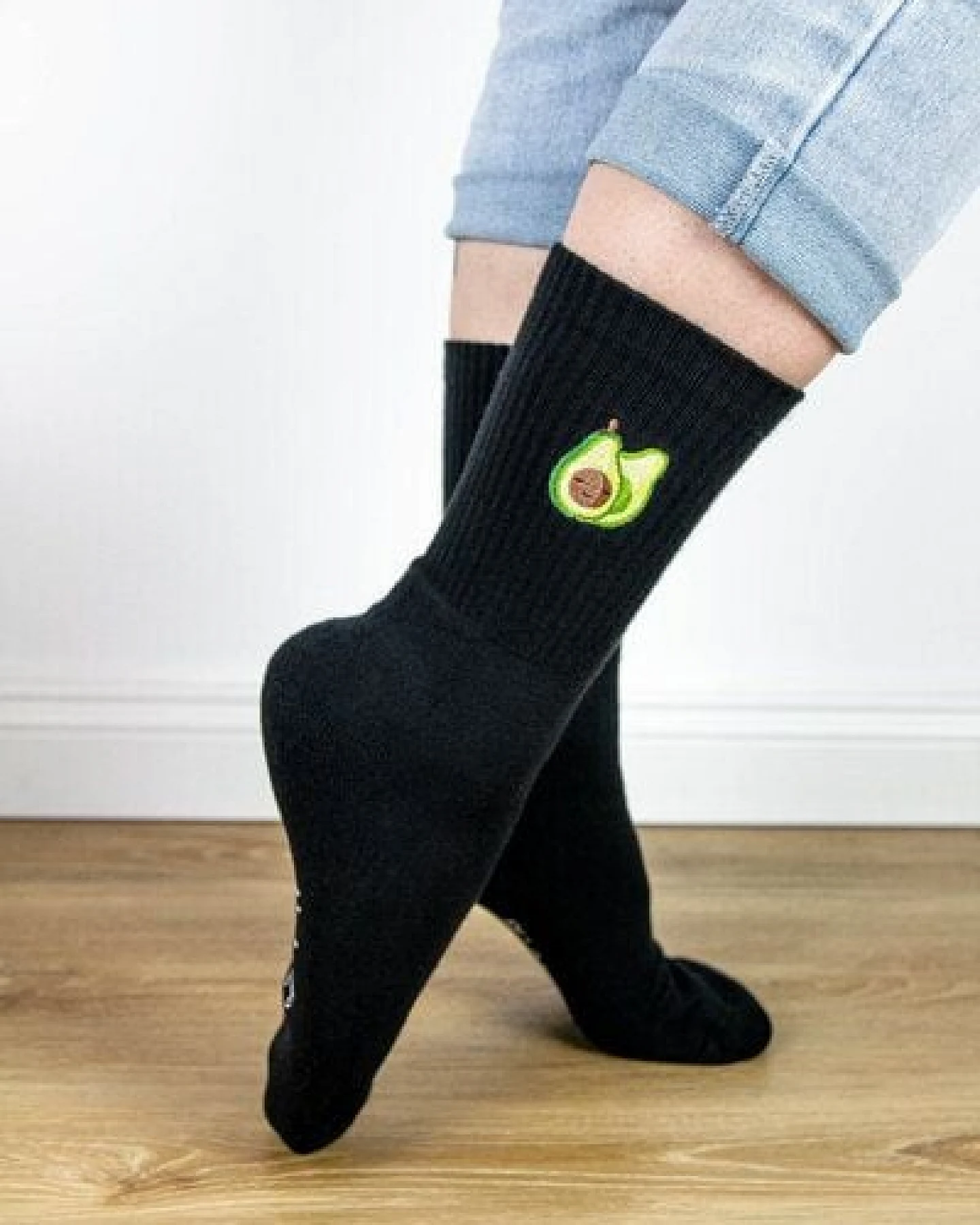 sticknic Socken mit Avocado Motiv gestickt - Minimalistische Stickerei - Tennissocken - Kuschelsocken - Geschenk – Ansicht 2