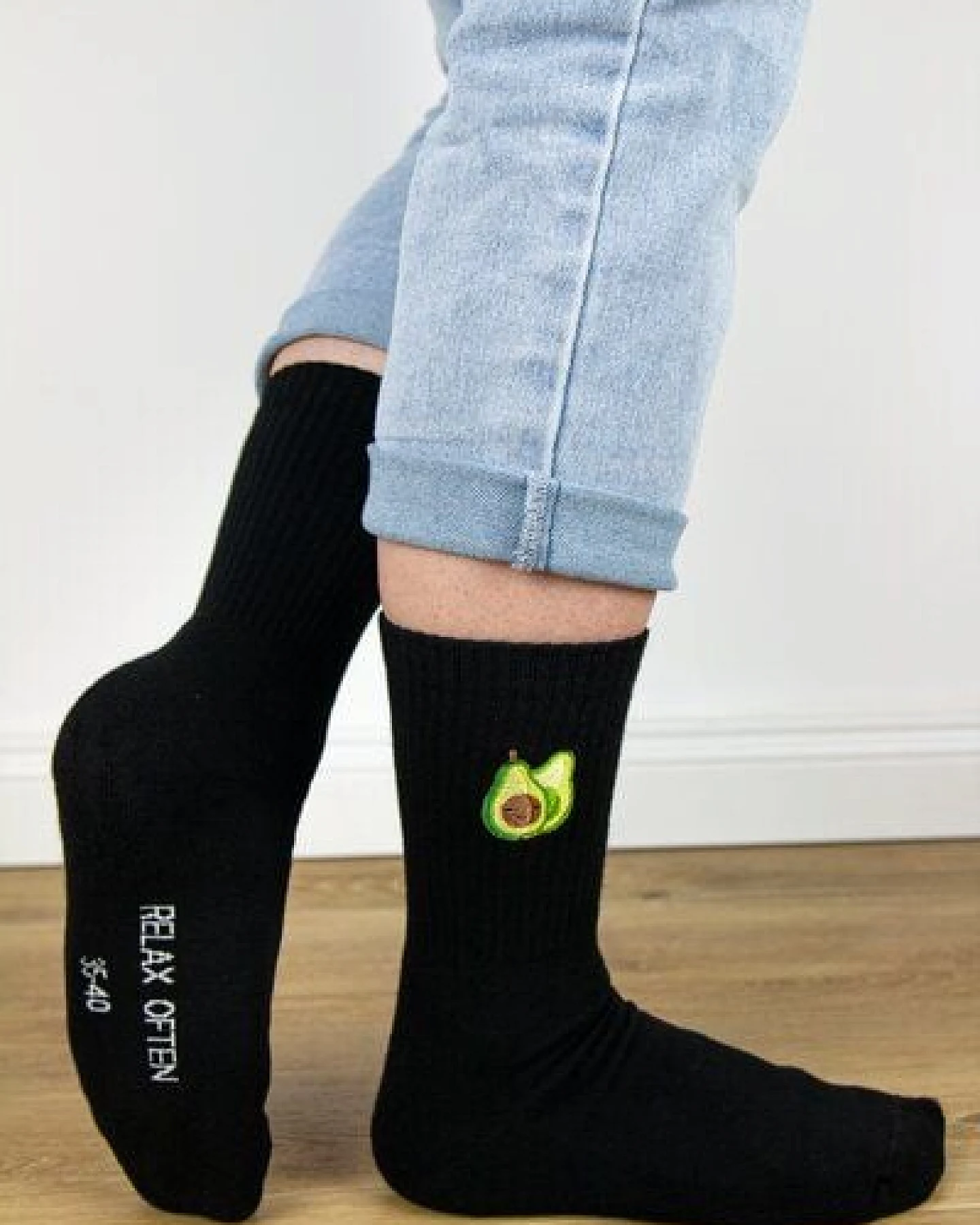 sticknic Socken mit Avocado Motiv gestickt - Minimalistische Stickerei - Tennissocken - Kuschelsocken - Geschenk – Ansicht 3