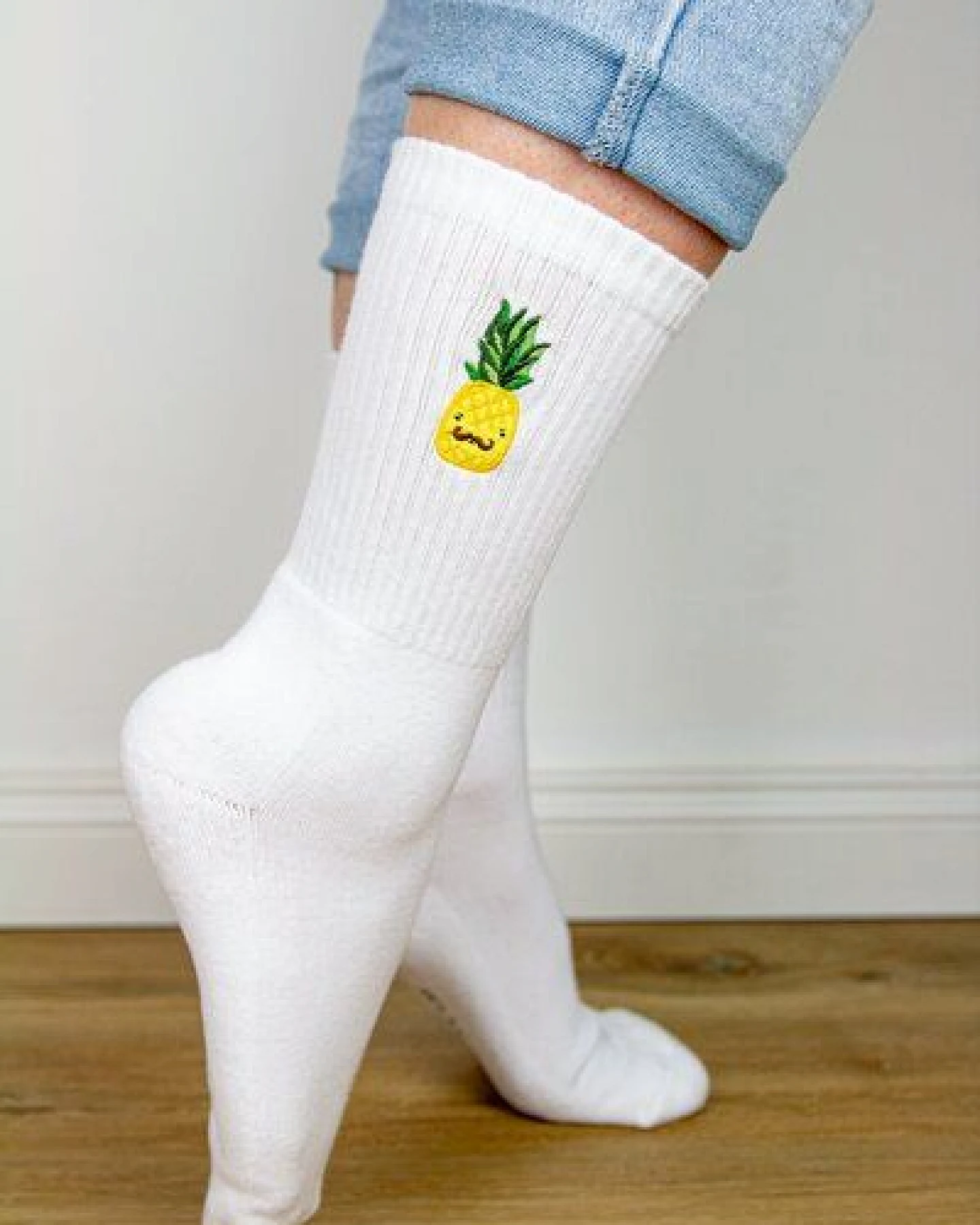sticknic Socken mit Ananas Motiv gestickt - Minimalistische Stickerei - Tennissocken - Kuschelsocken - Geschenk – Ansicht 2
