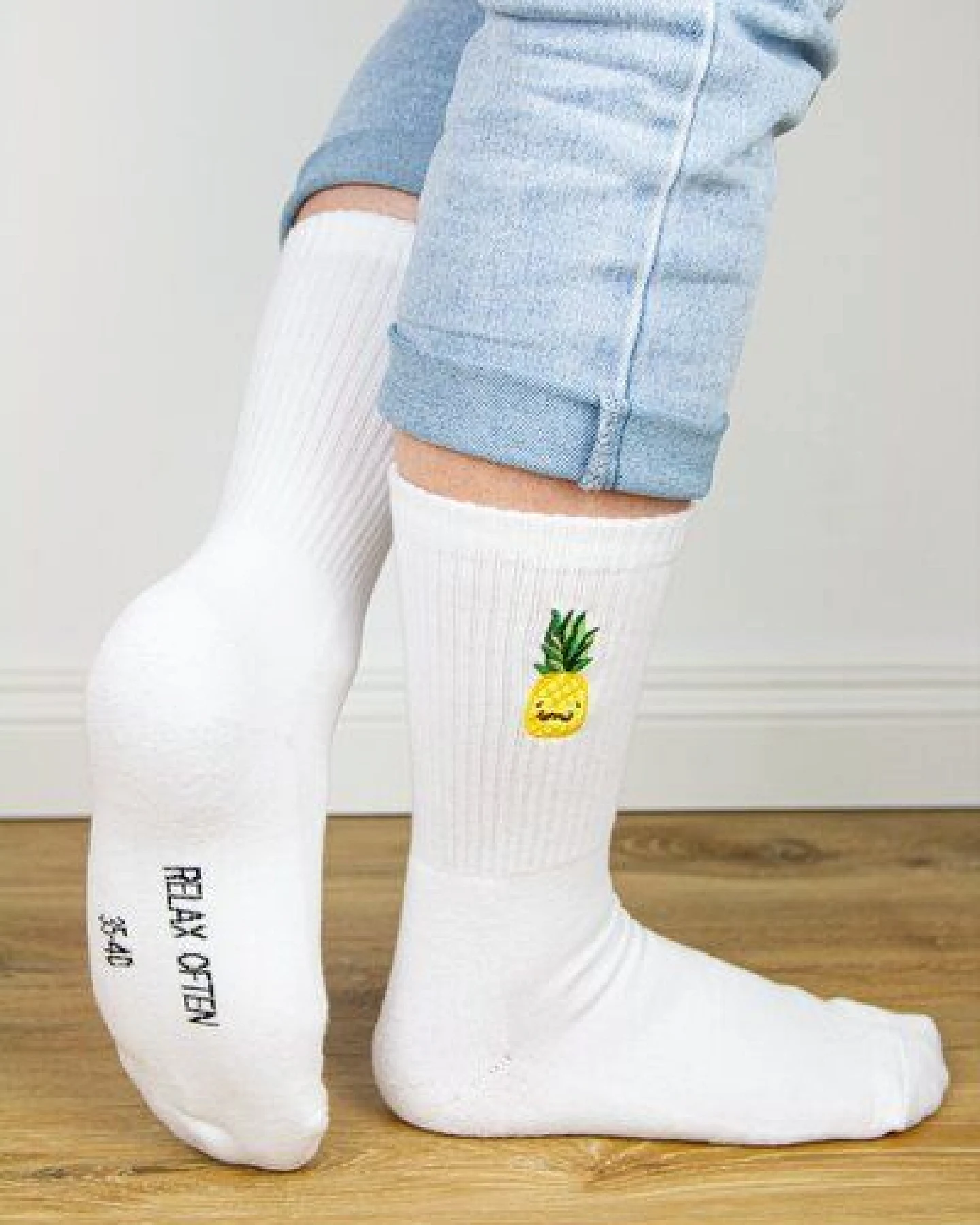 sticknic Socken mit Ananas Motiv gestickt - Minimalistische Stickerei - Tennissocken - Kuschelsocken - Geschenk – Ansicht 3