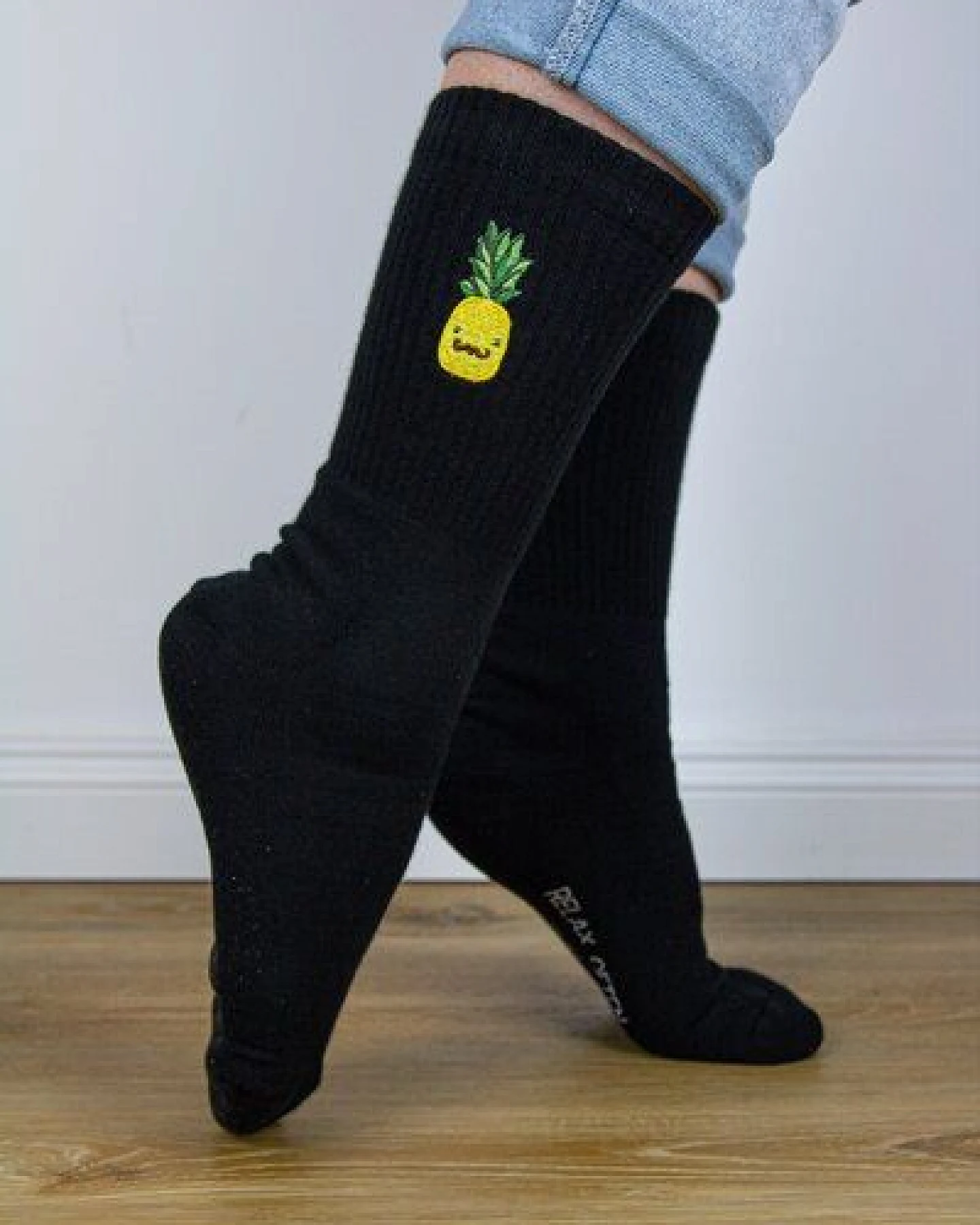 sticknic Socken mit Ananas Motiv gestickt - Minimalistische Stickerei - Tennissocken - Kuschelsocken - Geschenk – Ansicht 2