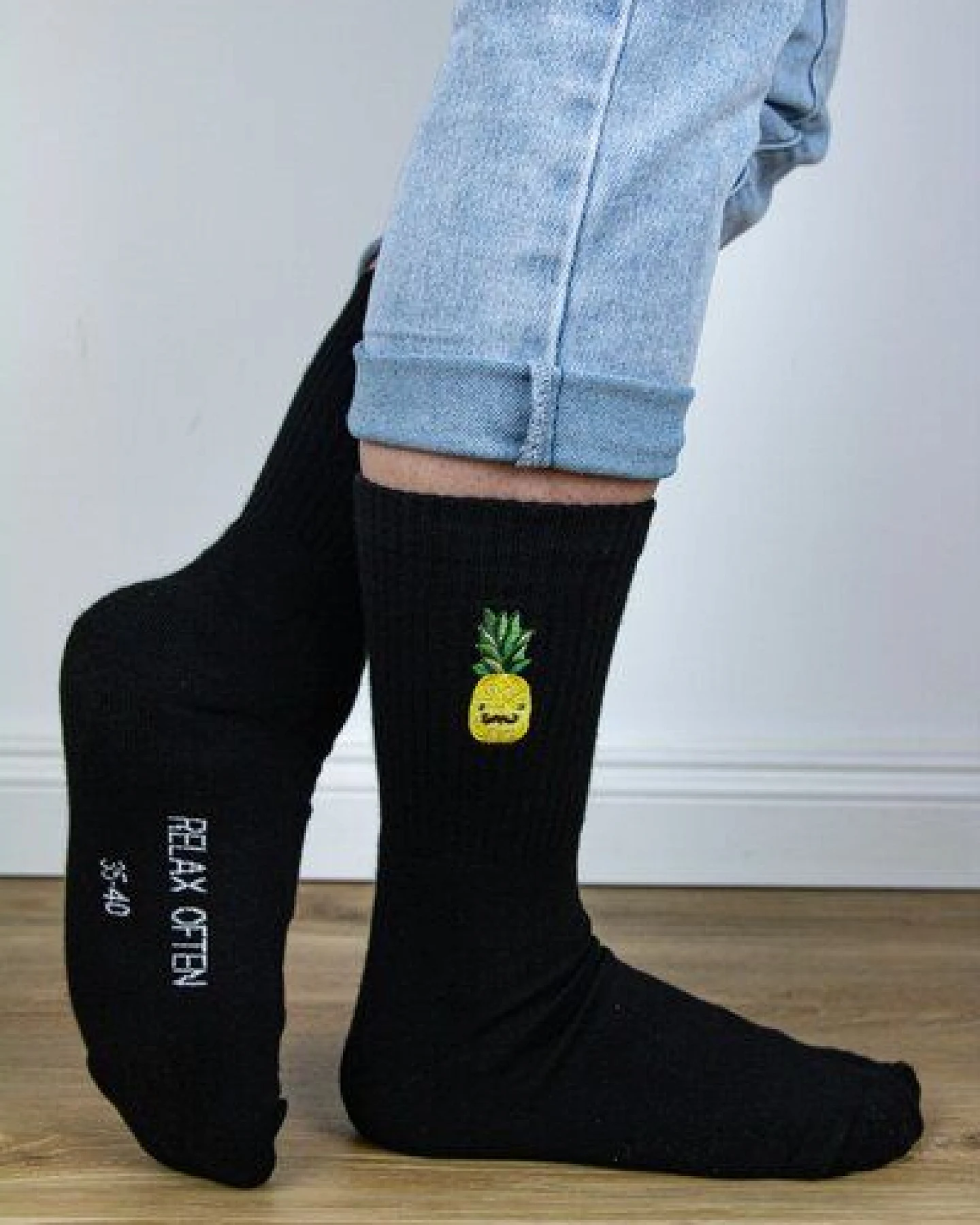 sticknic Socken mit Ananas Motiv gestickt - Minimalistische Stickerei - Tennissocken - Kuschelsocken - Geschenk – Ansicht 3