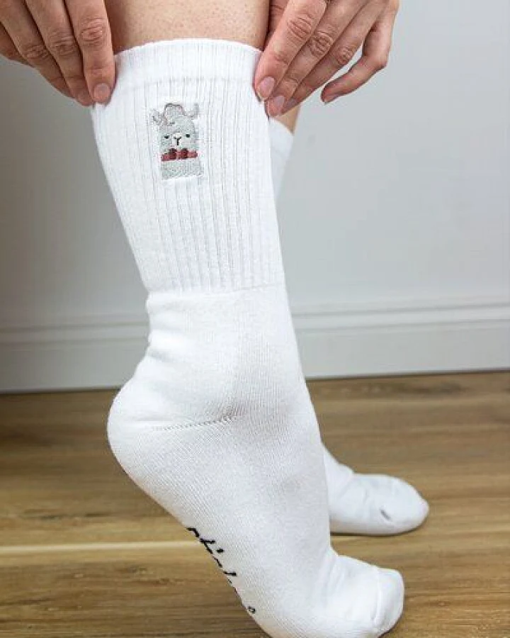 sticknic Socken mit Lama Motiv gestickt - Minimalistische Stickerei - Tennissocken - Kuschelsocken - Geschenk