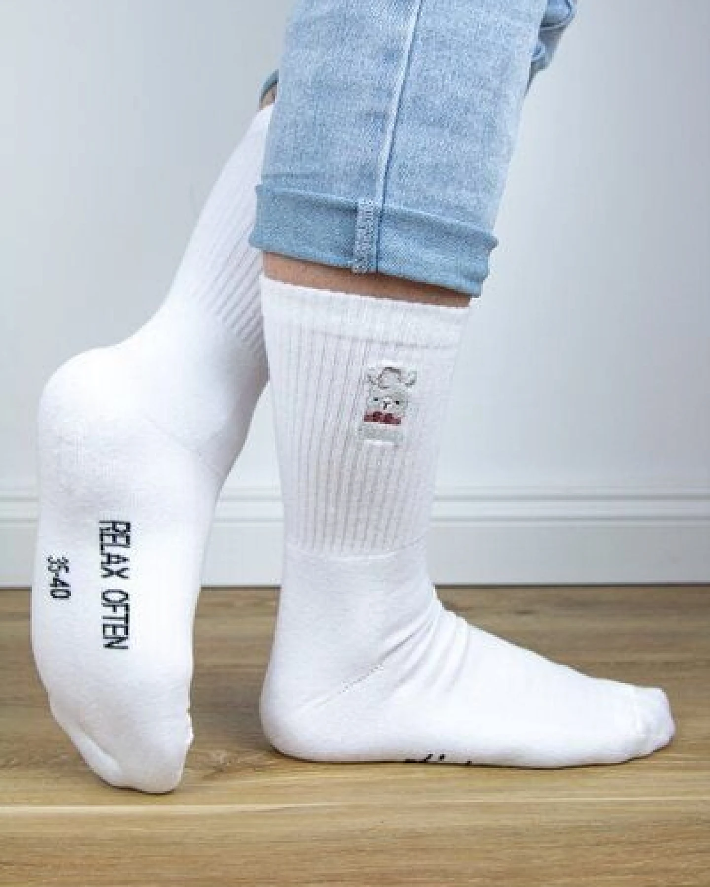 sticknic Socken mit Lama Motiv gestickt - Minimalistische Stickerei - Tennissocken - Kuschelsocken - Geschenk – Ansicht 3