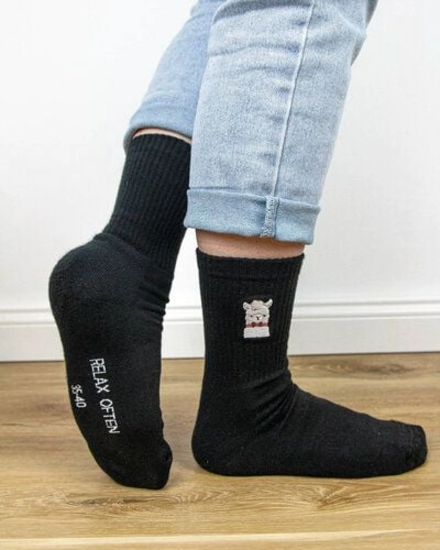 sticknic Socken mit Lama Motiv gestickt - Minimalistische Stickerei - Tennissocken - Kuschelsocken - Geschenk – Ansicht 3