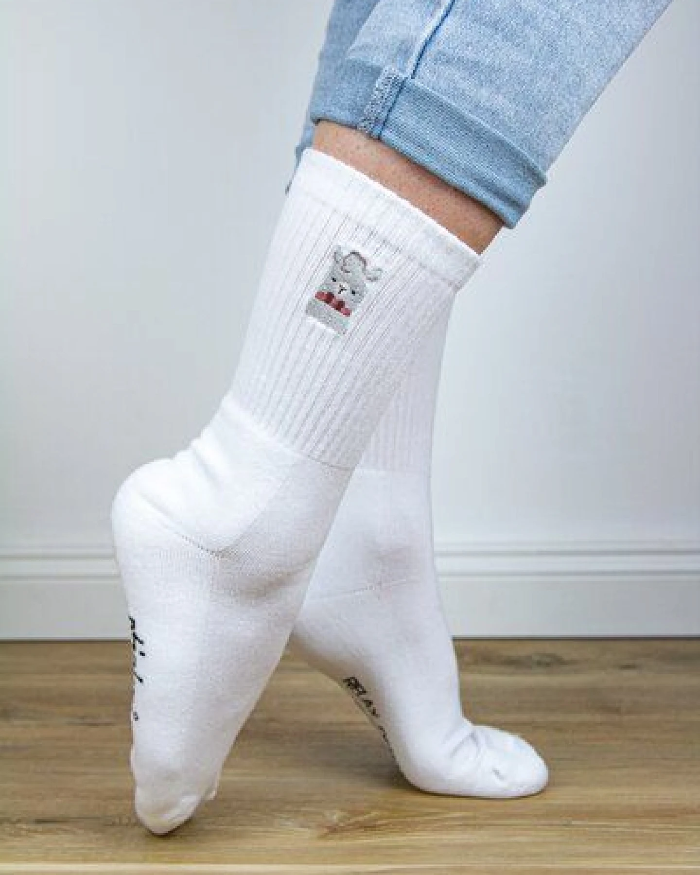 sticknic Socken mit Lama Motiv gestickt - Minimalistische Stickerei - Tennissocken - Kuschelsocken - Geschenk – Ansicht 2