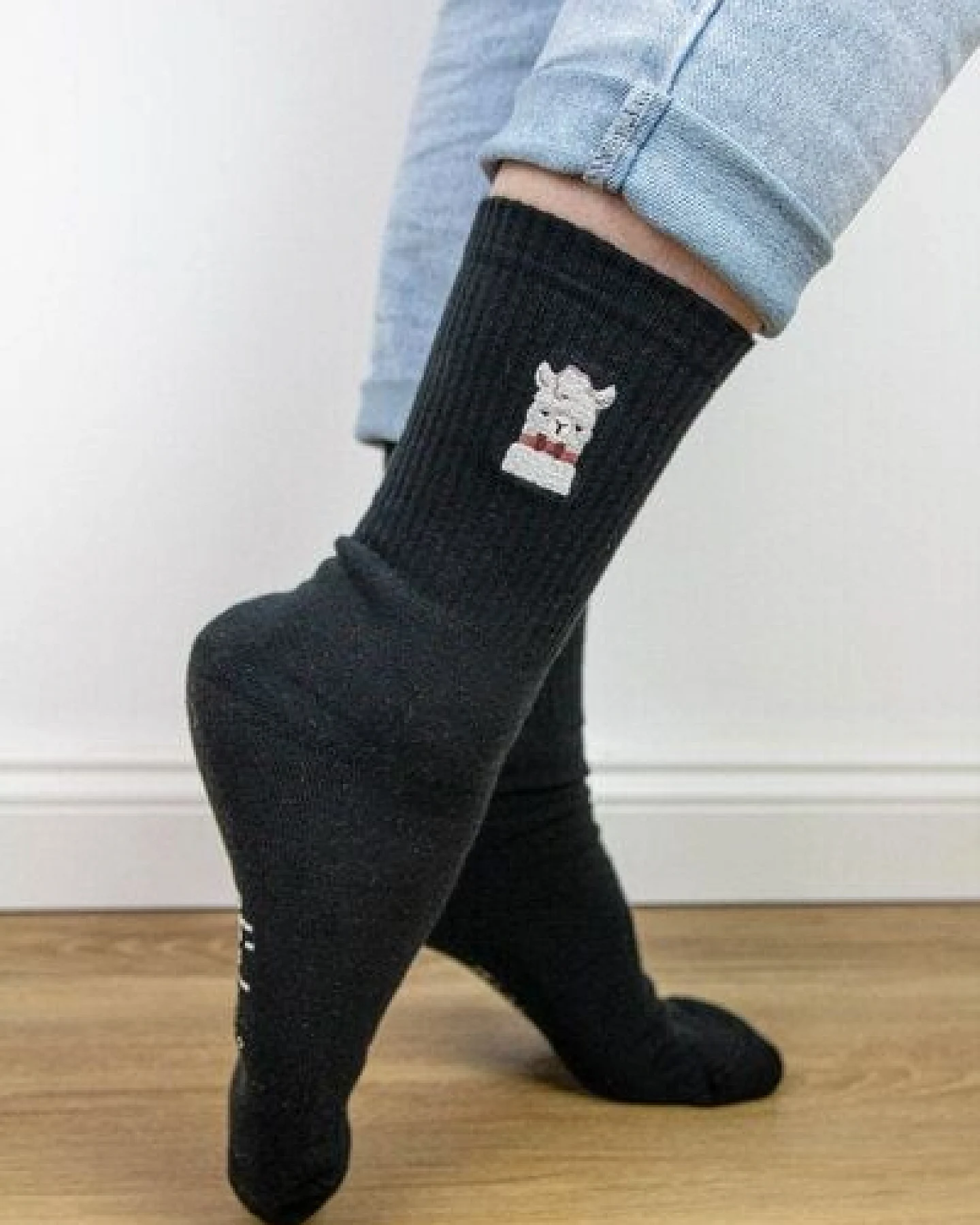 sticknic Socken mit Lama Motiv gestickt - Minimalistische Stickerei - Tennissocken - Kuschelsocken - Geschenk – Ansicht 2