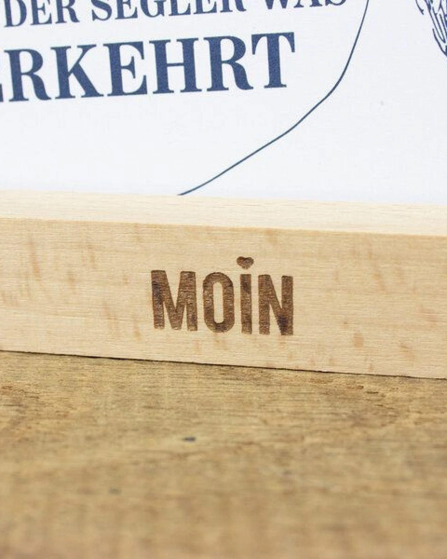 Bow & Hummingbird Kartenständer Moin aus nachhaltigem Buchenholz – Ansicht 3