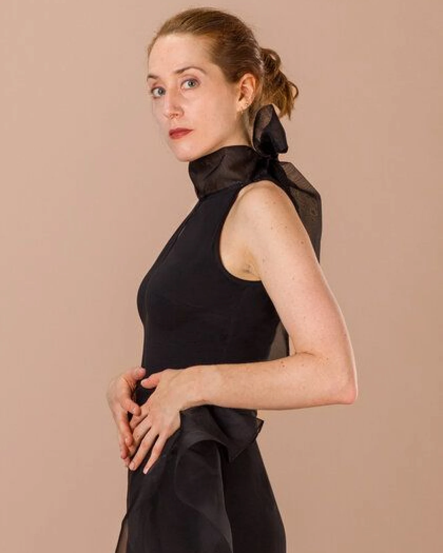 Atelier SNOW Eleganter Neckholder-Body ‘Odessa’ aus Bio-Baumwolle – Ansicht 4