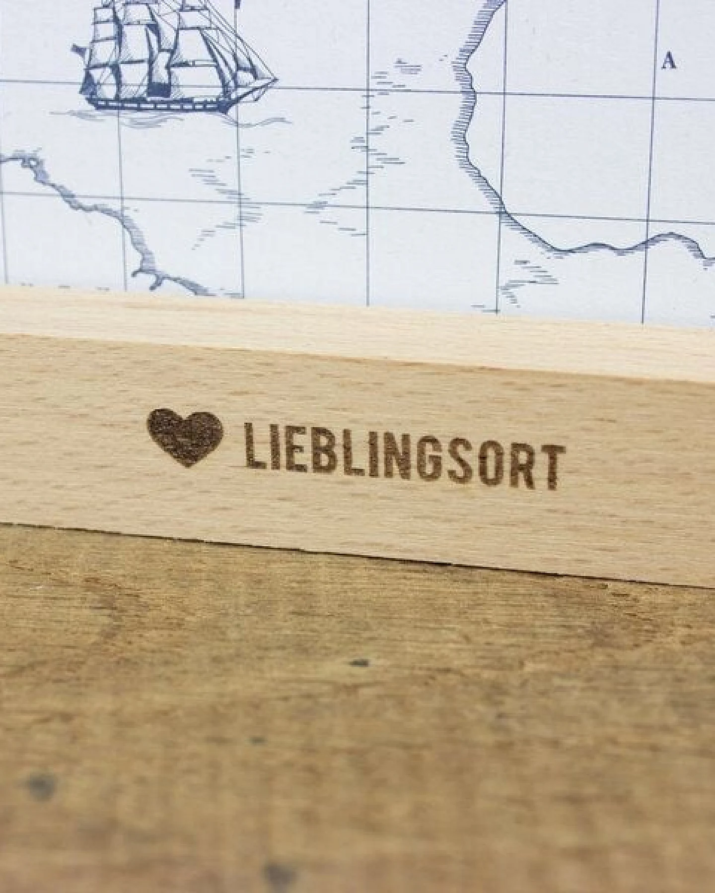 Bow & Hummingbird Kartenständer Lieblingsort aus nachhaltigem Buchenholz – Ansicht 3