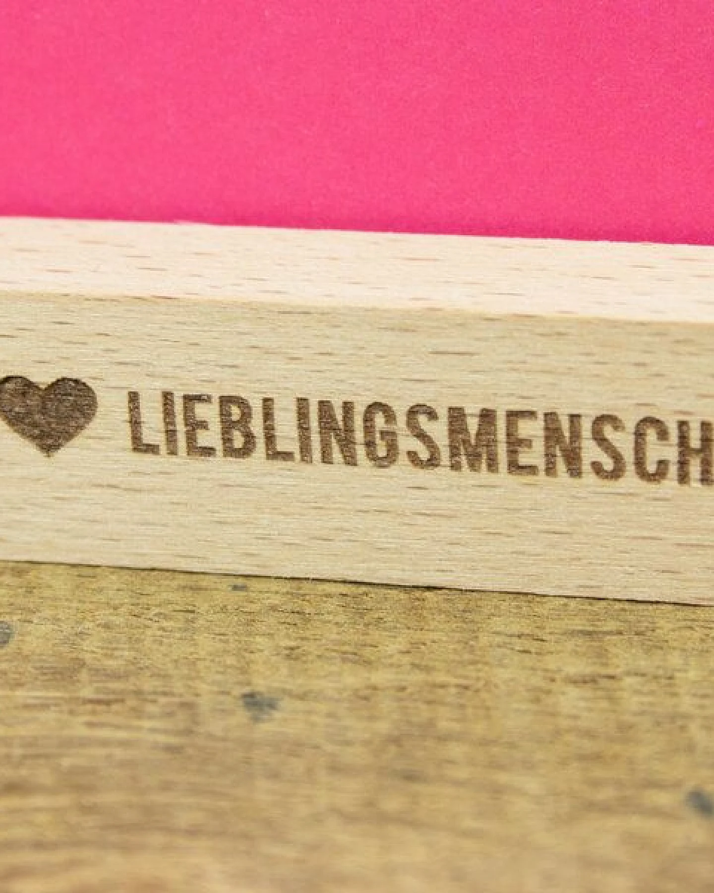 Bow & Hummingbird Kartenständer Lieblingsmensch aus nachhaltigem Buchenholz – Ansicht 2