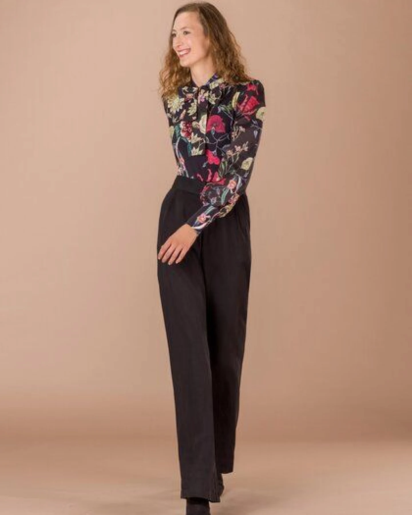 Atelier SNOW Set Body mit Schleifenkragen + Marlenehose Elena aus Bio-Lyocell – Ansicht 2