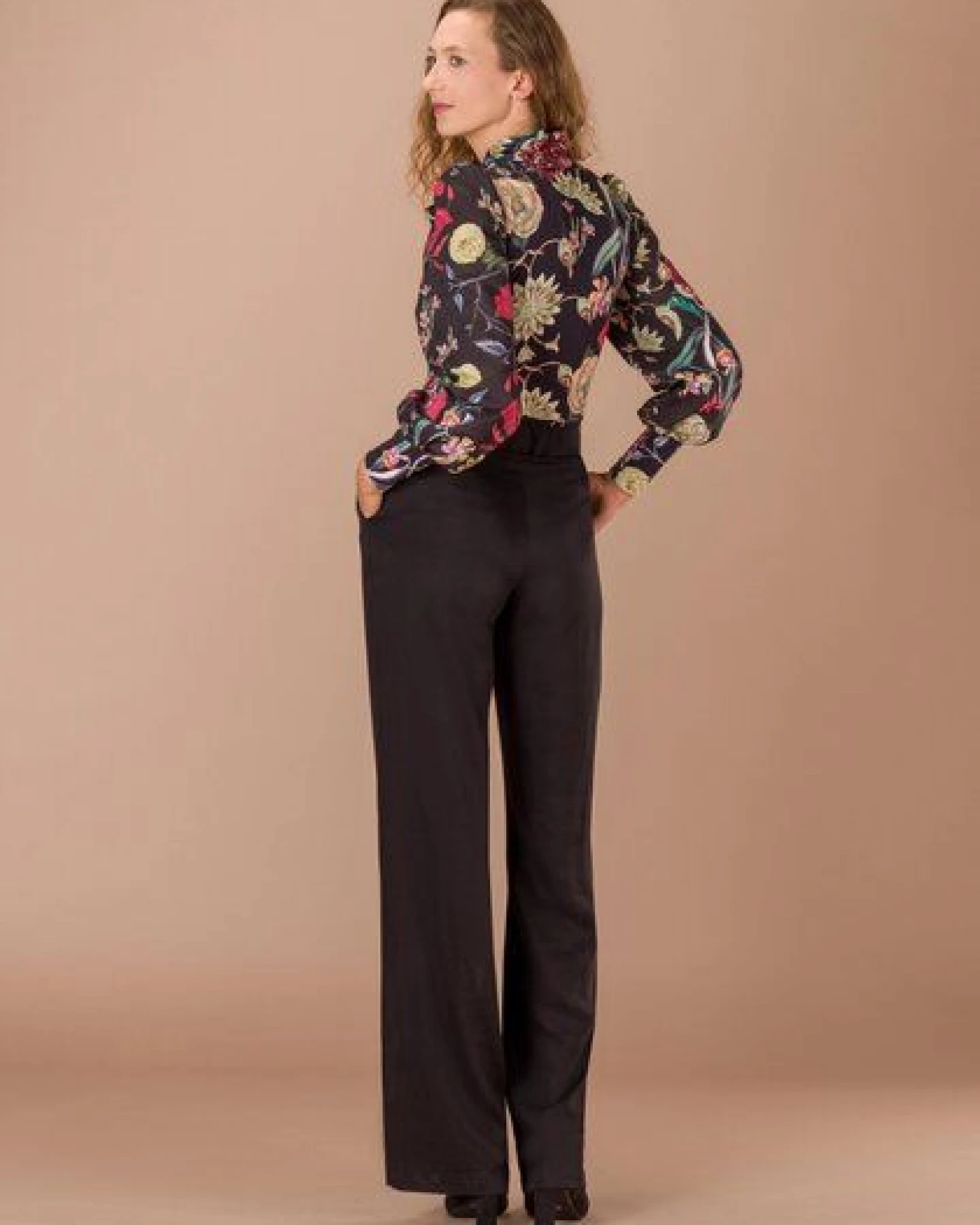 Atelier SNOW Set Body mit Schleifenkragen + Marlenehose Elena aus Bio-Lyocell – Ansicht 3