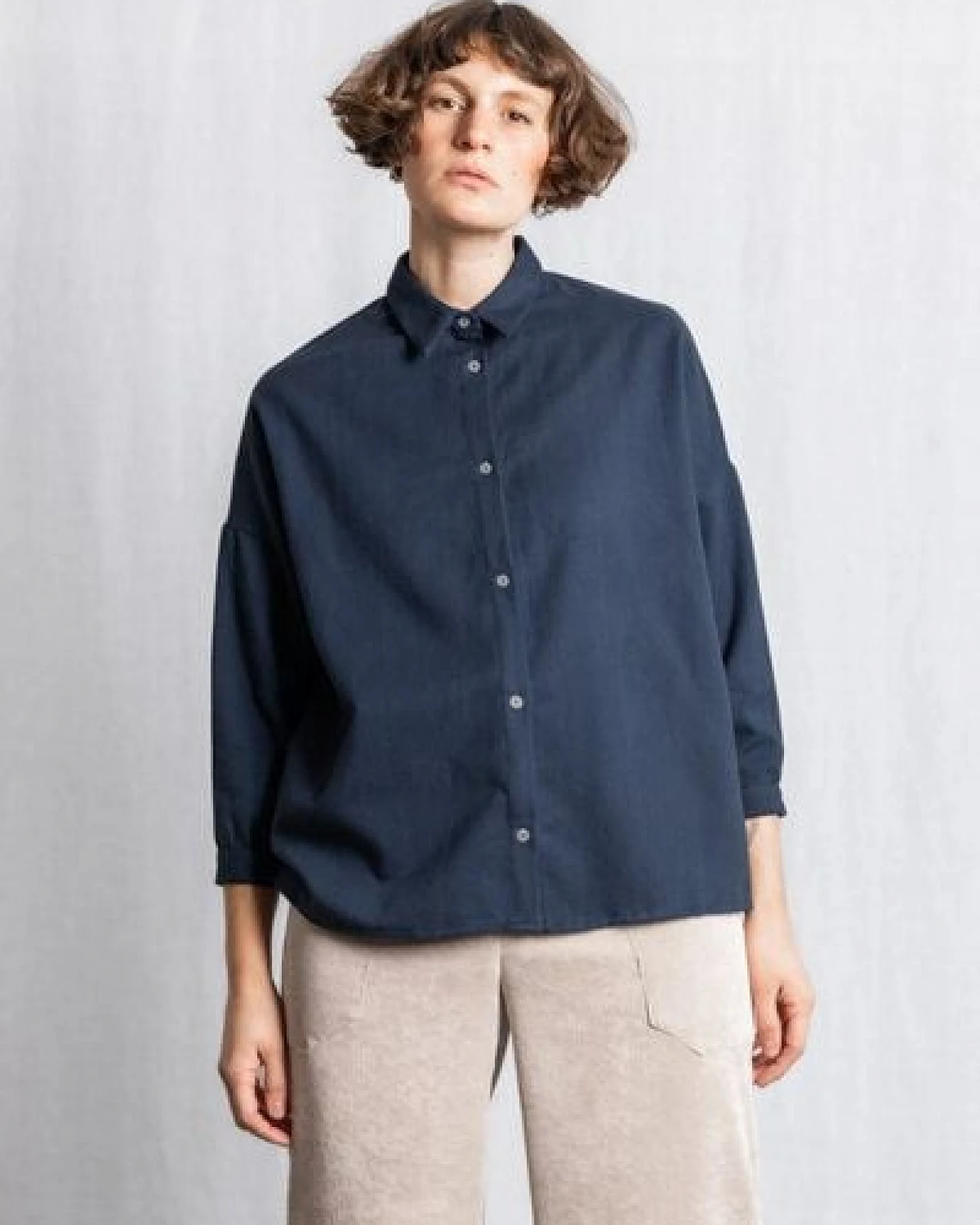 Jyoti - Fair Works Bio-Baumwoll Flanell-Bluse Mayank Grau-Blau – Ansicht 4