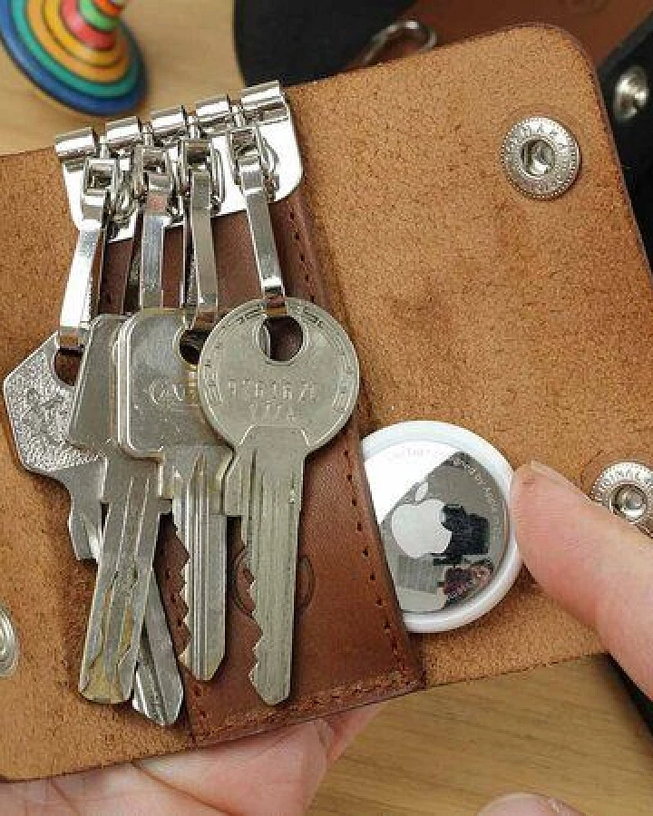 GOOD WILHELM Hochwertiges Schlüsseletui aus pflanzlich gegerbtem Leder – Made in Germany, für 4 oder 6 Schlüssel, mit AirTag-Fach